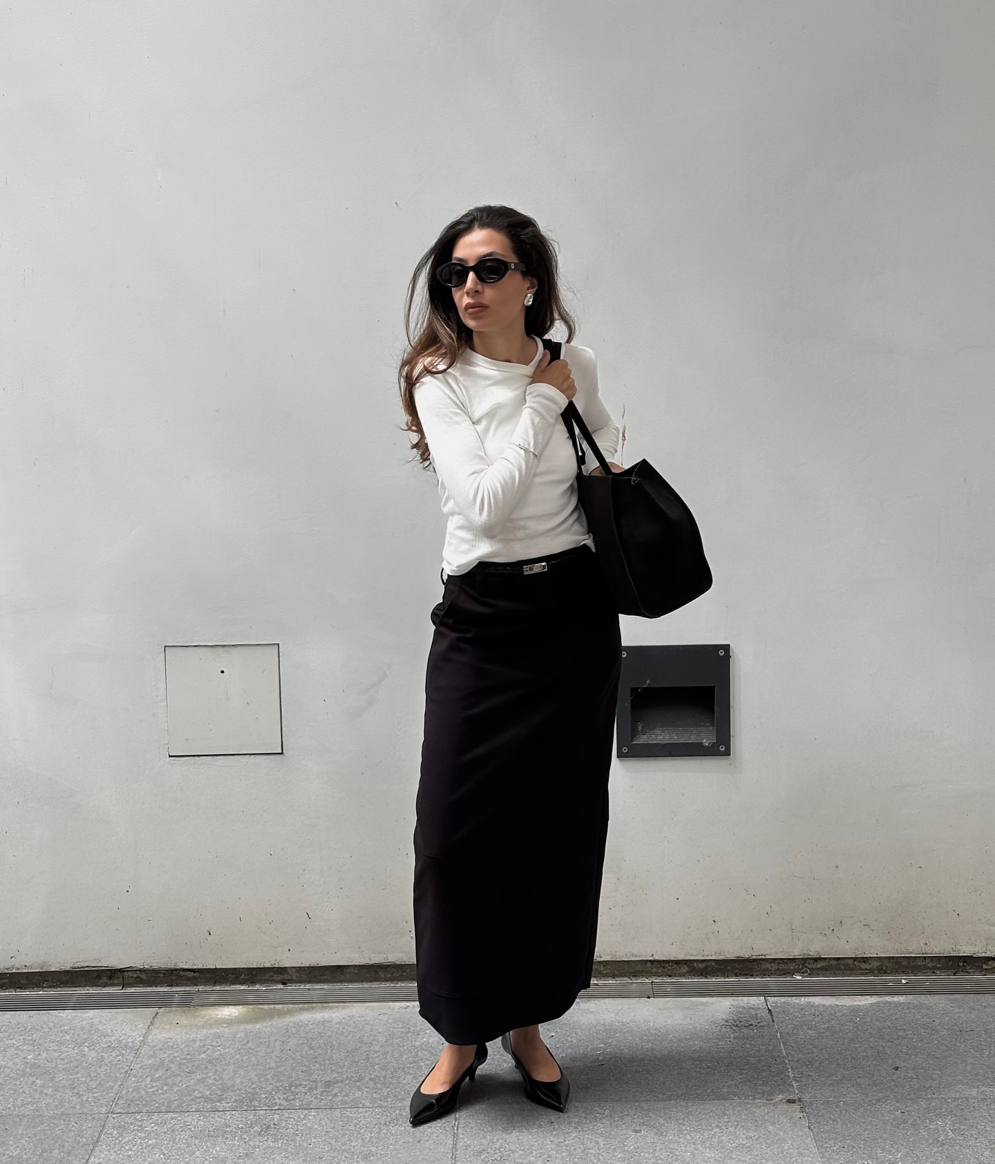 뉴욕 감성✨ 웨스트 빌리지 걸 코어
베이직 아이템으로 완성하는 웨스트 빌리지 코어 알아보자💫💖

해외에서 트렌드로 떠오른 웨스트 빌리지 걸 코어는 클래식 룩을 입고 여유로운 라이프 스타일을 즐기며, 마치 뉴욕 맨해튼에 살 것 같은 여자들을 연상시키는 스타일이죠. 베이직 아이템과 미니멀한 디테일을 활용한 자연스러운 도시적 세련미가 특징입니다.

화이트 티셔츠와 스트레이트 핏 데님, 코트와 재킷 그리고 클래식 로퍼나 플랫슈즈를 매치해 미니멀하면서 고감도 룩을 스타일링하는 것이 포인트죠. 웨스트 빌리지 걸 코어는 일상 속에서 편안하고 감각적인 도시 여성 라이프스타일을 완성해 줍니다. 이미지9