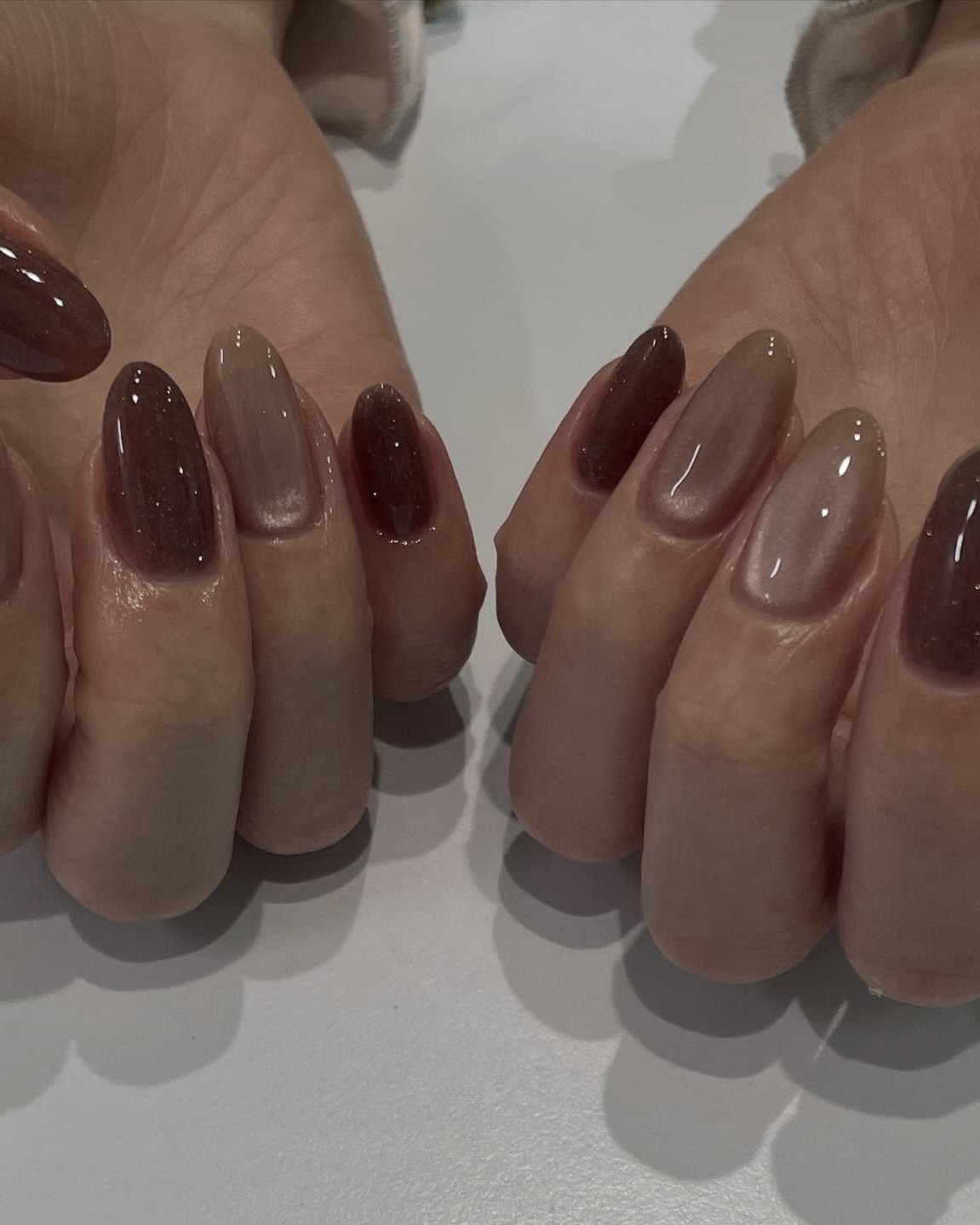연말엔 자석 네일로 손끝도 반짝✨
각도에 따라 분위기가 다른 오묘한 자석 네일로 연말 준비🎄🫧 이미지2