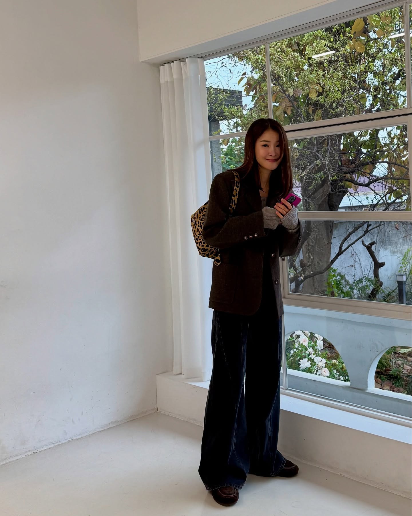 사계절 내내 발끝을 책임지는 로퍼👞
페미닌부터 클래식까지 모두 소화하는🔍💡로퍼 하나쯤 필요해
이 시점, 신기 좋은 로퍼 2가지 모았습니다.
1. 프라다 초콜릿 브러시드 가죽 로퍼, 160만 원대
차정원이 착용한 로퍼는 브랜드 시그니처 아이템으로, 가죽 스트랩과 아이코닉한 에나멜 트라이앵글 로고가 포인트죠. 미니 스커트와 차분한 그레이 스타킹과 매치하면 클래식하면서도 페미닌한 무드를 연출할 수 있습니다.
2. 헤레우 알버 시어링 로퍼, 83만 원대
이시영이 신은 로퍼는 T 스트랩과 가벼운 시어링 소재에 부드러운 가죽 트리밍, 도톰하고 부드러운 실루엣이 특징이죠. 데님 팬츠와 블레이저 울코트와 매치하면 모던하면서도 포근한 겨울룩을 완성할 수 있습니다. 이미지5