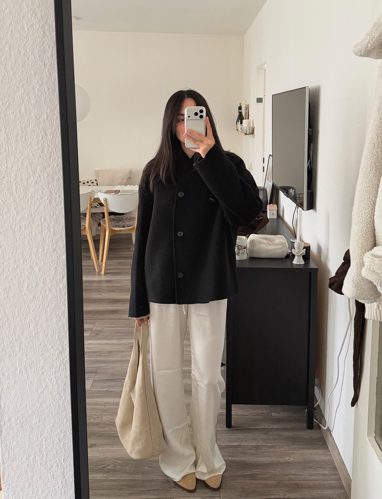 숏 코트로 매일 다른 느낌으로🔍
실패 없는 숏 코트 데일리 스타일링 아르켜 줄게🖤🩶

각기 다른 분위기의 숏 코트와 하의 스타일링 4가지를 소개합니다.

1. 화이트 팬츠
겨울에도 산뜻하게 만들어주는 화이트 팬츠와 숏 코트 조합은 컬러에 따라 분위기가 달라지는데요. 블랙은 미니멀한 무드를, 그레이는 부드럽고 차분한 분위기를 만들어 줍니다.

2. 데님 팬츠
베이직한 데님 팬츠에 숏 코트를 매치하면 실루엣이 단정해 보이며 캐주얼하면서도 꾸안꾸 무드를 연출할 수 있어 데일리로 부담 없이 입기 좋죠. 

3. 슬랙스
출근룩으로 입기 좋은 슬랙스와 숏 코트 조합은 포멀하면서도 도시적인 분위기를 완성하죠. 특히 셋업 느낌으로 같은 톤으로 맞추면 모던하고 단정해 하객룩으로도 활용하기 좋습니다.

4. 미니 스커트
숏한 기장의 미니스커트와 숏 코트를 매치하면 원피스처럼 연출할 수 있어 다리가 길어 보이는 체형 보완 효과까지 더해지죠. 여성스럽고 우아한 분위기가 살아나 연말에 입기 좋습니다. 이미지1