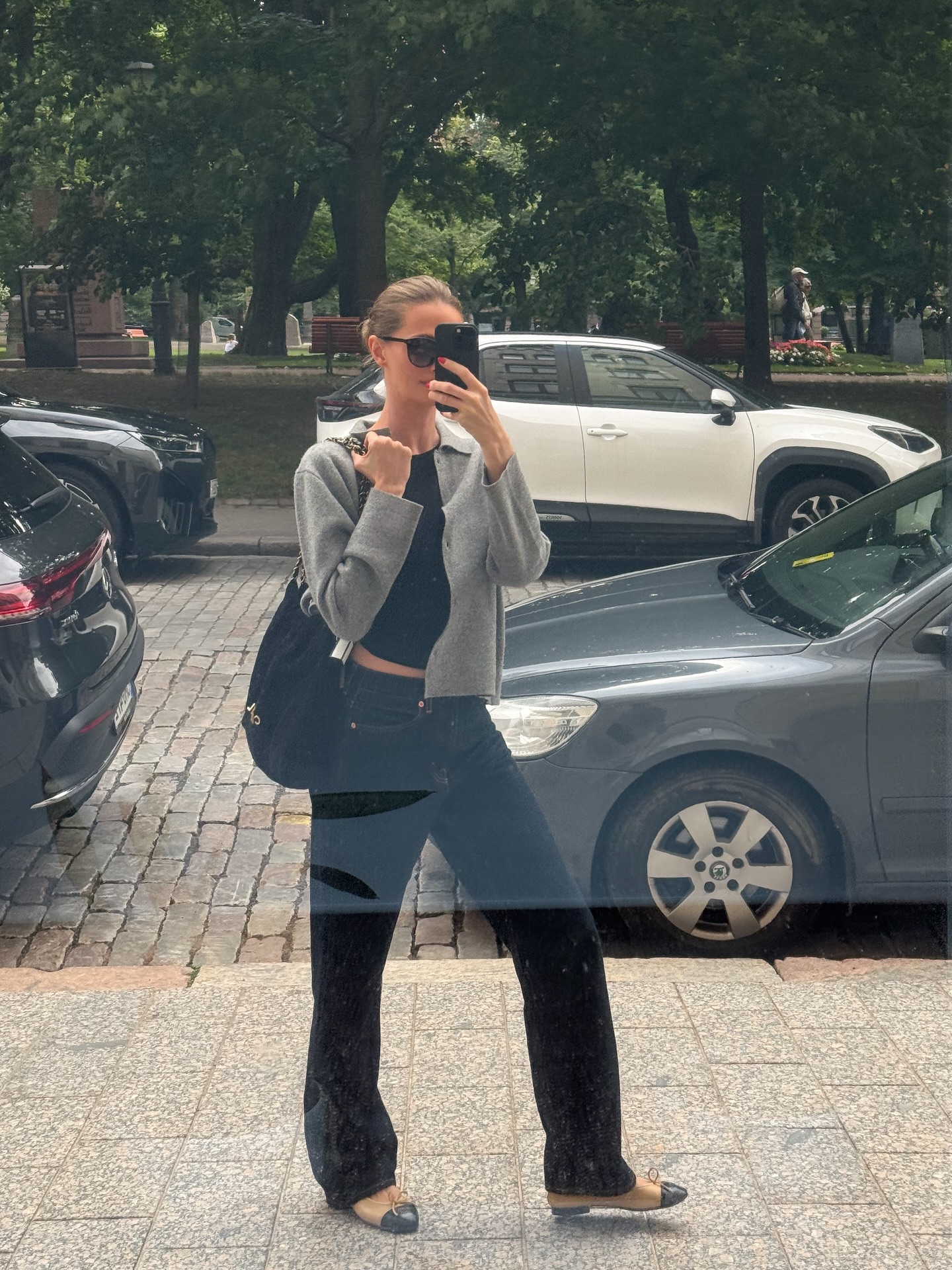 뉴욕 감성✨ 웨스트 빌리지 걸 코어
베이직 아이템으로 완성하는 웨스트 빌리지 코어 알아보자💫💖

해외에서 트렌드로 떠오른 웨스트 빌리지 걸 코어는 클래식 룩을 입고 여유로운 라이프 스타일을 즐기며, 마치 뉴욕 맨해튼에 살 것 같은 여자들을 연상시키는 스타일이죠. 베이직 아이템과 미니멀한 디테일을 활용한 자연스러운 도시적 세련미가 특징입니다.

화이트 티셔츠와 스트레이트 핏 데님, 코트와 재킷 그리고 클래식 로퍼나 플랫슈즈를 매치해 미니멀하면서 고감도 룩을 스타일링하는 것이 포인트죠. 웨스트 빌리지 걸 코어는 일상 속에서 편안하고 감각적인 도시 여성 라이프스타일을 완성해 줍니다. 이미지6