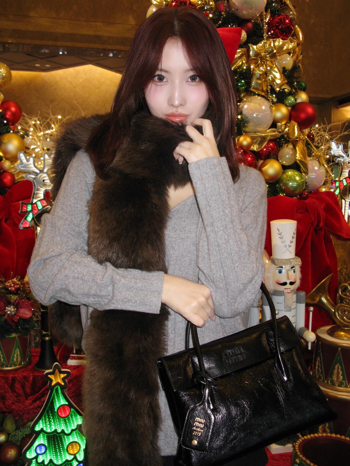 연말룩을 밝혀줄 미우미우백✨
니트에 찰떡인 미우미우백 2가지👜🖤
겨울에 포인트를 더해줄 미우미우백, 지금 소개해드릴게요.
1 가죽 클러치, 300만 원대
심플한 실루엣에 클래식한 무드가 더해진 클러치입니다. 골드 하드웨어가 포인트가 되어 숄더, 클러치, 크로스백 등 다양한 스타일링이 가능한 아이템인데요. 엘라는 니트 집업과 화이트 스커트를 매치해 겨울 데일리룩을 완성했습니다.
2. 솔리테르 광택 가죽 백, 500만 원대
2006년 미우미우 아카이브에서 영감을 받은 핸드백으로 우아한 분위기의 아이템입니다. 모모는 그레이 니트와 퍼 머플러를 매치해 연말룩을 완성했습니다. 이미지6