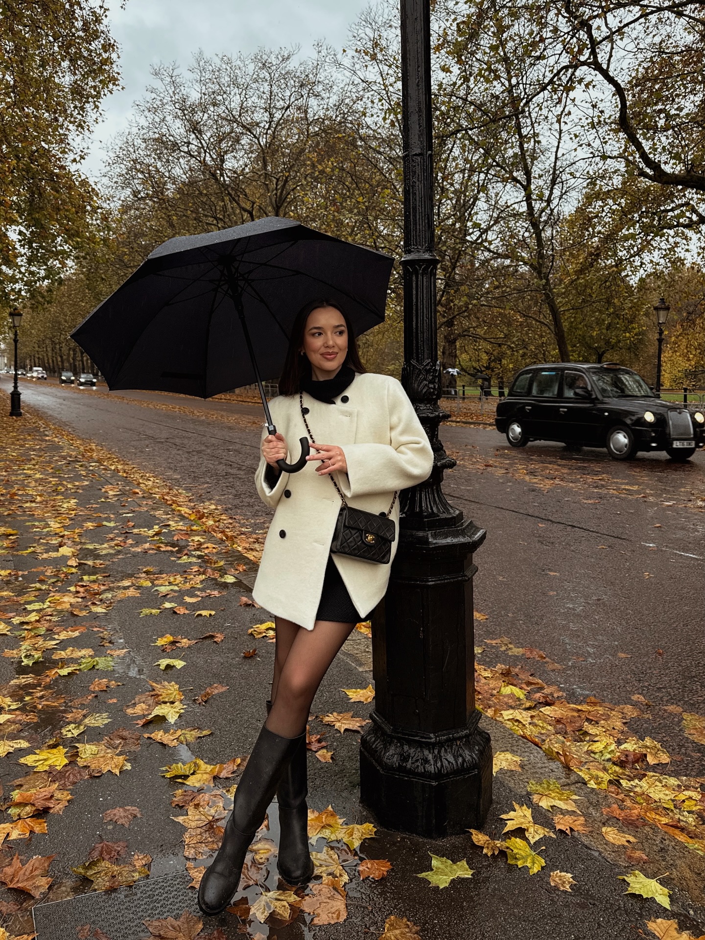 숏 코트로 매일 다른 느낌으로🔍
실패 없는 숏 코트 데일리 스타일링 아르켜 줄게🖤🩶

각기 다른 분위기의 숏 코트와 하의 스타일링 4가지를 소개합니다.

1. 화이트 팬츠
겨울에도 산뜻하게 만들어주는 화이트 팬츠와 숏 코트 조합은 컬러에 따라 분위기가 달라지는데요. 블랙은 미니멀한 무드를, 그레이는 부드럽고 차분한 분위기를 만들어 줍니다.

2. 데님 팬츠
베이직한 데님 팬츠에 숏 코트를 매치하면 실루엣이 단정해 보이며 캐주얼하면서도 꾸안꾸 무드를 연출할 수 있어 데일리로 부담 없이 입기 좋죠. 

3. 슬랙스
출근룩으로 입기 좋은 슬랙스와 숏 코트 조합은 포멀하면서도 도시적인 분위기를 완성하죠. 특히 셋업 느낌으로 같은 톤으로 맞추면 모던하고 단정해 하객룩으로도 활용하기 좋습니다.

4. 미니 스커트
숏한 기장의 미니스커트와 숏 코트를 매치하면 원피스처럼 연출할 수 있어 다리가 길어 보이는 체형 보완 효과까지 더해지죠. 여성스럽고 우아한 분위기가 살아나 연말에 입기 좋습니다. 이미지10