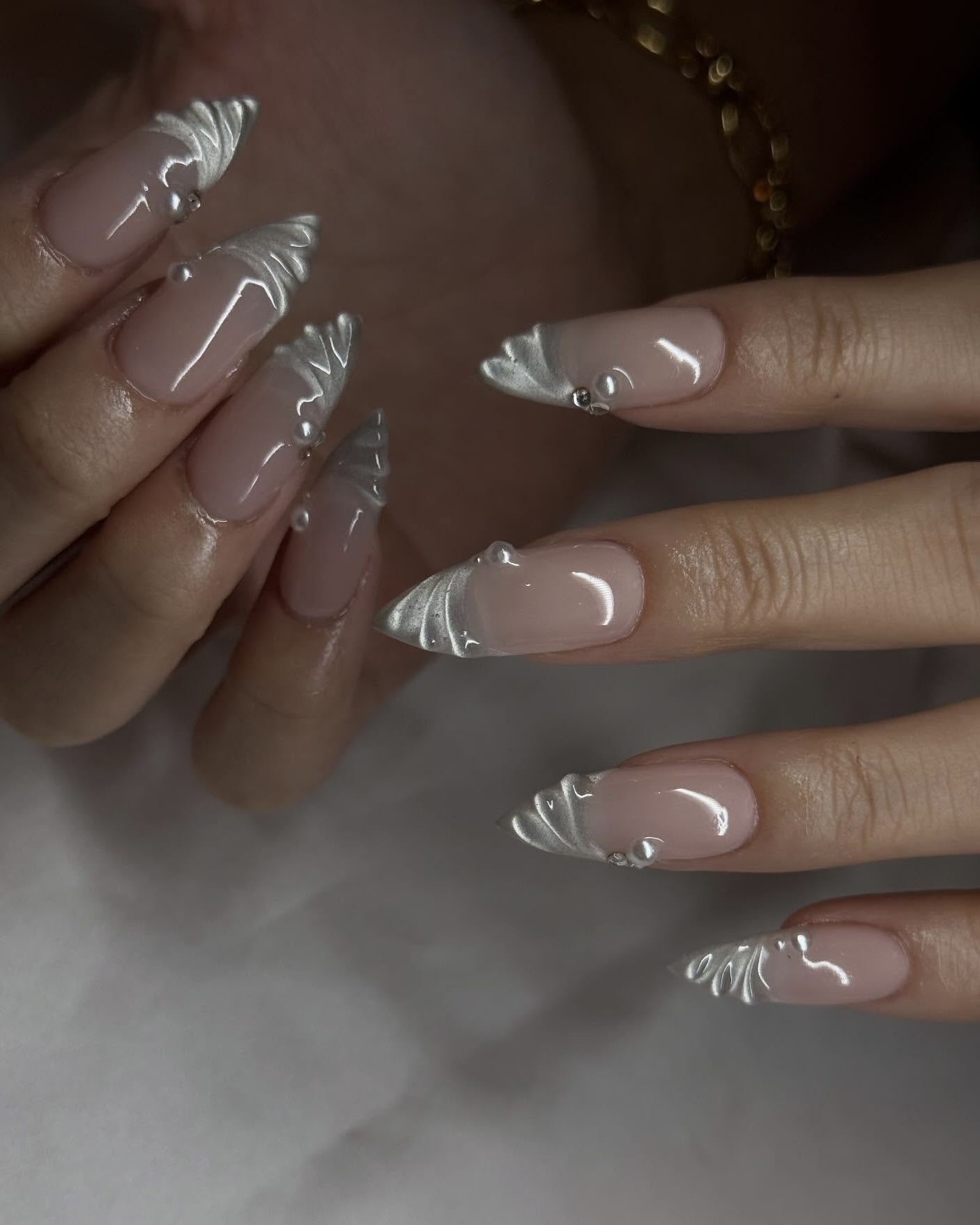 연말엔 자석 네일로 손끝도 반짝✨
각도에 따라 분위기가 다른 오묘한 자석 네일로 연말 준비🎄🫧 이미지6