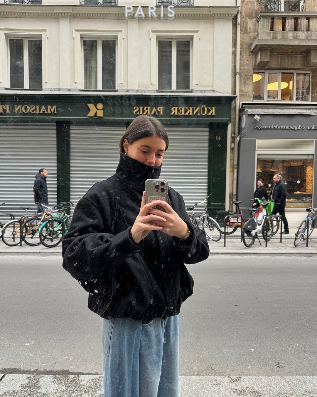 숏 코트로 매일 다른 느낌으로🔍
실패 없는 숏 코트 데일리 스타일링 아르켜 줄게🖤🩶

각기 다른 분위기의 숏 코트와 하의 스타일링 4가지를 소개합니다.

1. 화이트 팬츠
겨울에도 산뜻하게 만들어주는 화이트 팬츠와 숏 코트 조합은 컬러에 따라 분위기가 달라지는데요. 블랙은 미니멀한 무드를, 그레이는 부드럽고 차분한 분위기를 만들어 줍니다.

2. 데님 팬츠
베이직한 데님 팬츠에 숏 코트를 매치하면 실루엣이 단정해 보이며 캐주얼하면서도 꾸안꾸 무드를 연출할 수 있어 데일리로 부담 없이 입기 좋죠. 

3. 슬랙스
출근룩으로 입기 좋은 슬랙스와 숏 코트 조합은 포멀하면서도 도시적인 분위기를 완성하죠. 특히 셋업 느낌으로 같은 톤으로 맞추면 모던하고 단정해 하객룩으로도 활용하기 좋습니다.

4. 미니 스커트
숏한 기장의 미니스커트와 숏 코트를 매치하면 원피스처럼 연출할 수 있어 다리가 길어 보이는 체형 보완 효과까지 더해지죠. 여성스럽고 우아한 분위기가 살아나 연말에 입기 좋습니다. 이미지2