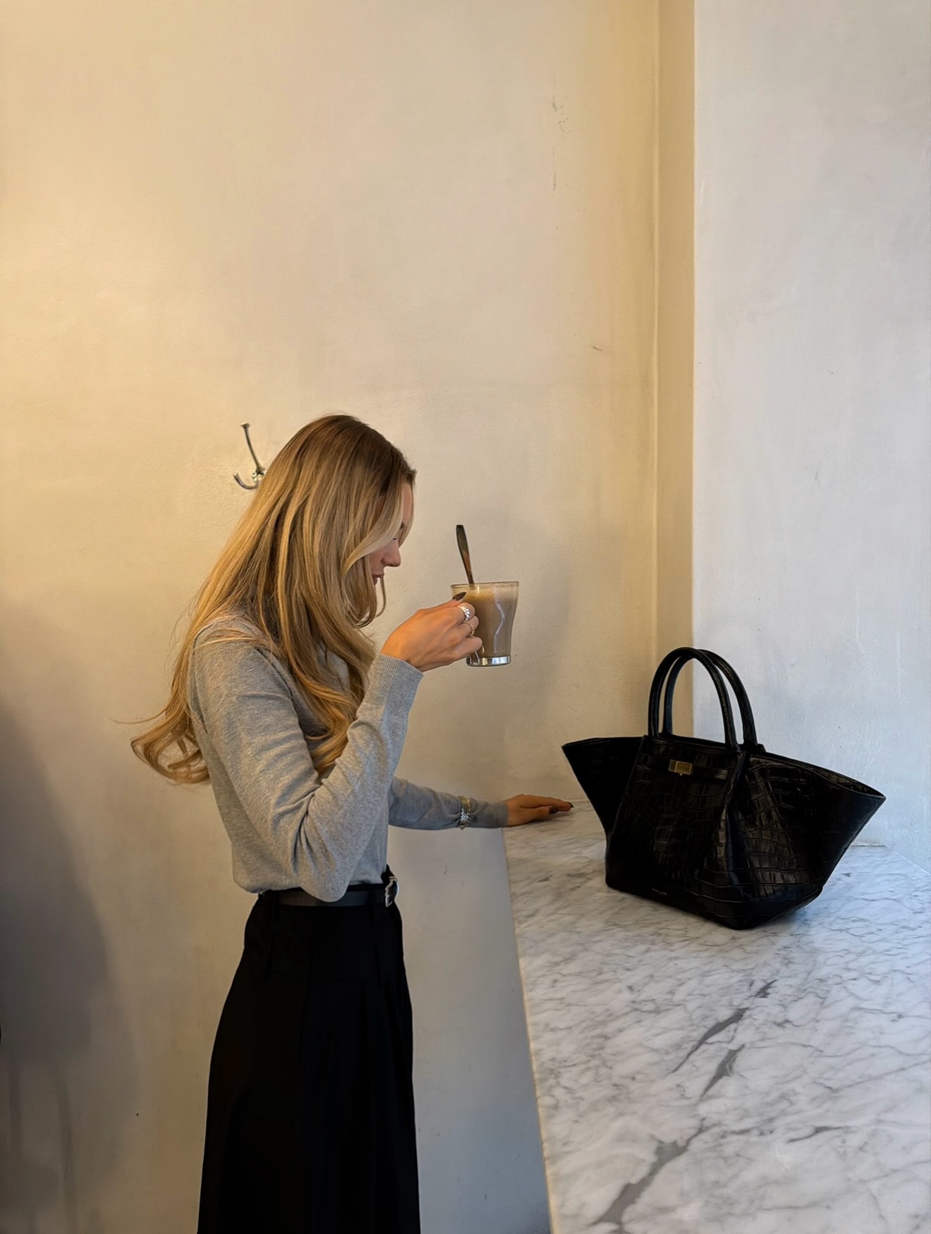 겨울룩에 빠지지 않는 롱스커트🖤
베이직한 블랙 롱스커트로 출근룩부터 데이트룩까지 완성👀🎶

 이미지4