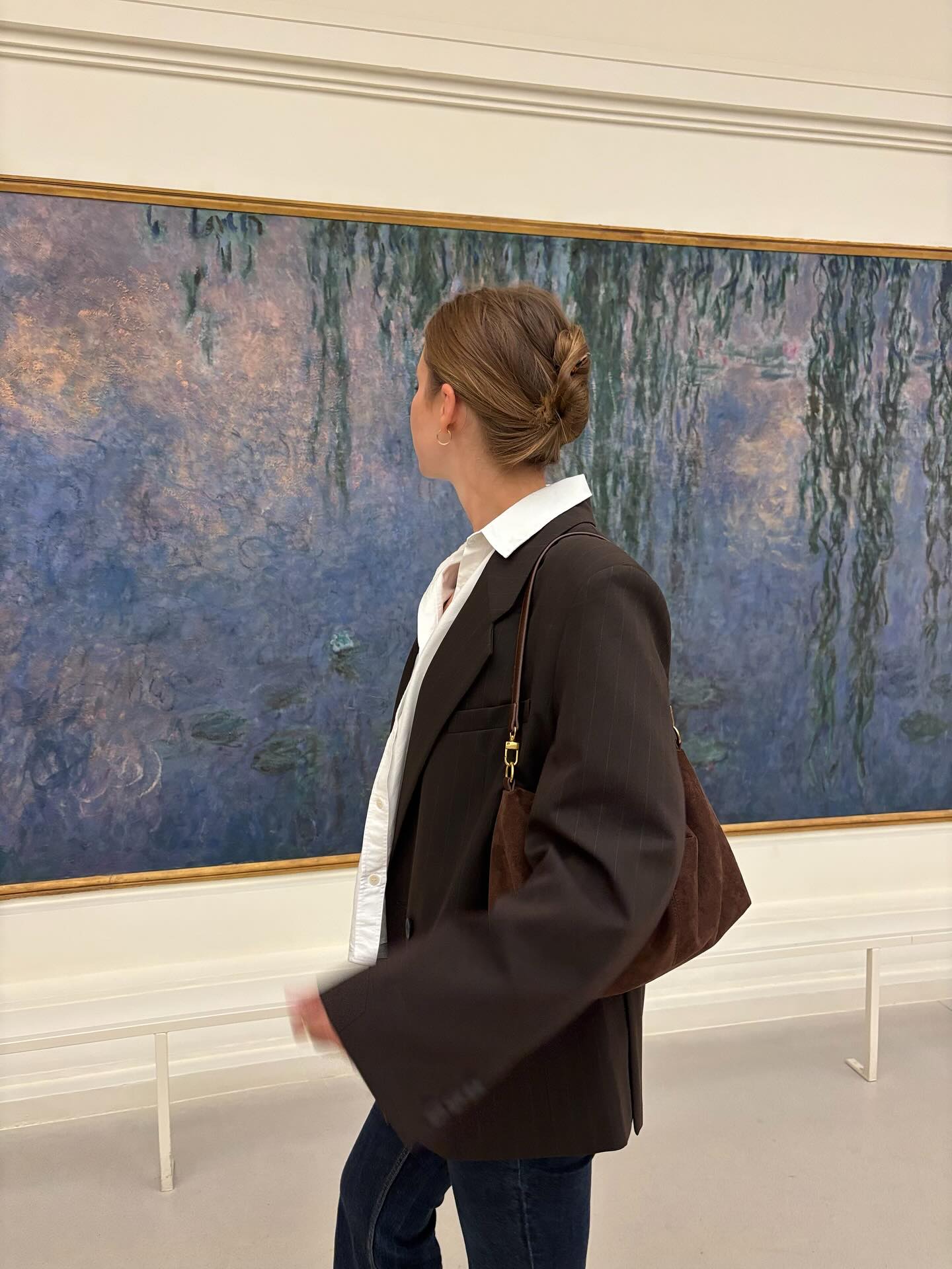 뉴욕 감성✨ 웨스트 빌리지 걸 코어
베이직 아이템으로 완성하는 웨스트 빌리지 코어 알아보자💫💖

해외에서 트렌드로 떠오른 웨스트 빌리지 걸 코어는 클래식 룩을 입고 여유로운 라이프 스타일을 즐기며, 마치 뉴욕 맨해튼에 살 것 같은 여자들을 연상시키는 스타일이죠. 베이직 아이템과 미니멀한 디테일을 활용한 자연스러운 도시적 세련미가 특징입니다.

화이트 티셔츠와 스트레이트 핏 데님, 코트와 재킷 그리고 클래식 로퍼나 플랫슈즈를 매치해 미니멀하면서 고감도 룩을 스타일링하는 것이 포인트죠. 웨스트 빌리지 걸 코어는 일상 속에서 편안하고 감각적인 도시 여성 라이프스타일을 완성해 줍니다. 이미지3