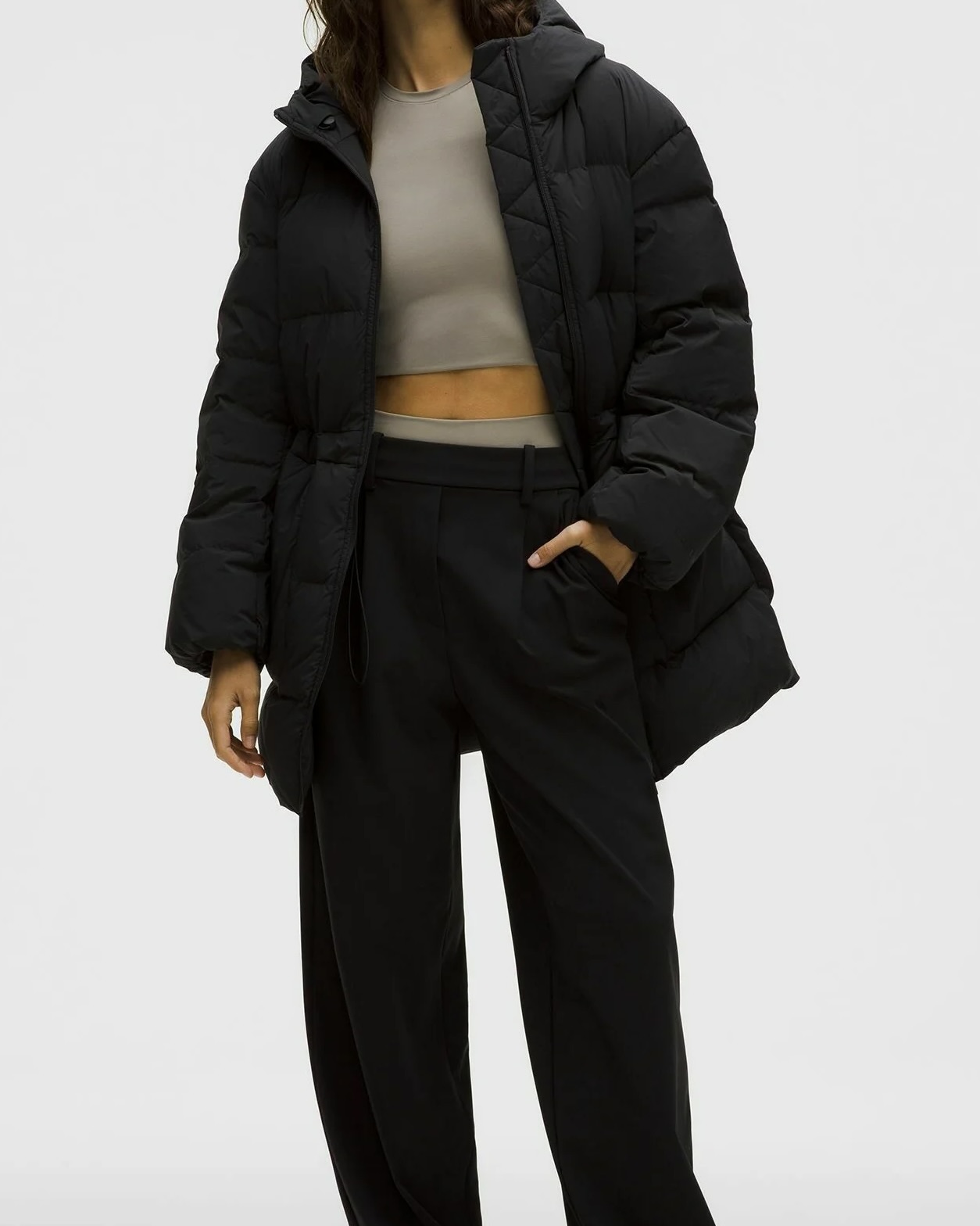 코디 고민 줄여주는 블랙 패딩🖤
슬랙스부터 니트까지 데일리로 입기 좋은 패딩은 따로 있어🔍👀

올겨울을 책임질 블랙 패딩 2가지를 소개합니다.

1. 룰루 레몬 신치 웨이스트 600 다운 필 푸퍼, 50만 원대
엉덩이 살짝 덮는 하프 기장의 패딩으로, 내부 허리 스트링으로 핏 조절 가능하며 나일론과 엘라스테인 혼방 소재와 구스다운과 거위 깃털 충전재를 활용해 따뜻하고 가볍죠. 슬랙스와 니트에 매치하면 미니멀하면서도 페미닌한 출근룩으로 활용하기 좋습니다.

2. 모코 이스트 2018 재킷 에센셜, 20만 원대
크롭 기장의 코트를 연상시키는 단정한 실루엣이 돋보이는 패딩으로, 합성 퍼프 단열재와 폴리에스터, 비스코스 혼방 소재로 사용해 편안하고 베이직한 아이템이죠. 부츠컷 슬랙스와 매치하면 도시적이면서 세련된 겨울룩을 완성할 수 있습니다. 이미지4