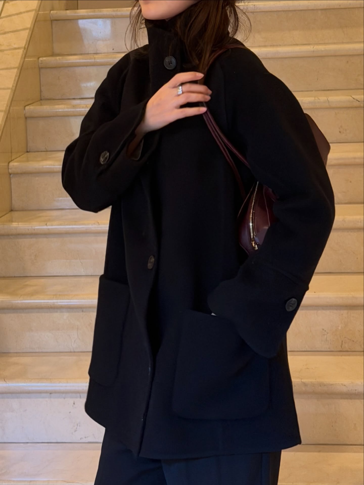 숏 코트로 매일 다른 느낌으로🔍
실패 없는 숏 코트 데일리 스타일링 아르켜 줄게🖤🩶

각기 다른 분위기의 숏 코트와 하의 스타일링 4가지를 소개합니다.

1. 화이트 팬츠
겨울에도 산뜻하게 만들어주는 화이트 팬츠와 숏 코트 조합은 컬러에 따라 분위기가 달라지는데요. 블랙은 미니멀한 무드를, 그레이는 부드럽고 차분한 분위기를 만들어 줍니다.

2. 데님 팬츠
베이직한 데님 팬츠에 숏 코트를 매치하면 실루엣이 단정해 보이며 캐주얼하면서도 꾸안꾸 무드를 연출할 수 있어 데일리로 부담 없이 입기 좋죠. 

3. 슬랙스
출근룩으로 입기 좋은 슬랙스와 숏 코트 조합은 포멀하면서도 도시적인 분위기를 완성하죠. 특히 셋업 느낌으로 같은 톤으로 맞추면 모던하고 단정해 하객룩으로도 활용하기 좋습니다.

4. 미니 스커트
숏한 기장의 미니스커트와 숏 코트를 매치하면 원피스처럼 연출할 수 있어 다리가 길어 보이는 체형 보완 효과까지 더해지죠. 여성스럽고 우아한 분위기가 살아나 연말에 입기 좋습니다. 이미지8