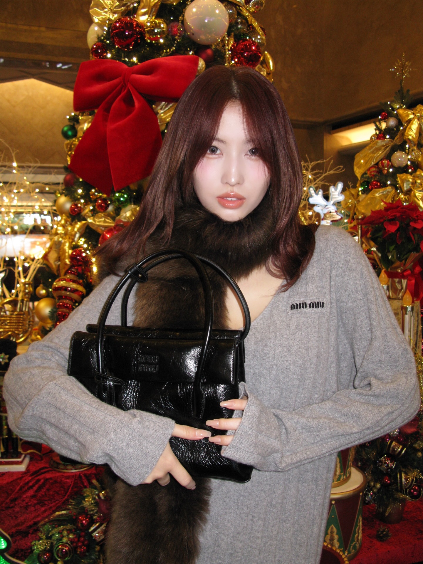 연말룩을 밝혀줄 미우미우백✨
니트에 찰떡인 미우미우백 2가지👜🖤
겨울에 포인트를 더해줄 미우미우백, 지금 소개해드릴게요.
1 가죽 클러치, 300만 원대
심플한 실루엣에 클래식한 무드가 더해진 클러치입니다. 골드 하드웨어가 포인트가 되어 숄더, 클러치, 크로스백 등 다양한 스타일링이 가능한 아이템인데요. 엘라는 니트 집업과 화이트 스커트를 매치해 겨울 데일리룩을 완성했습니다.
2. 솔리테르 광택 가죽 백, 500만 원대
2006년 미우미우 아카이브에서 영감을 받은 핸드백으로 우아한 분위기의 아이템입니다. 모모는 그레이 니트와 퍼 머플러를 매치해 연말룩을 완성했습니다. 이미지5