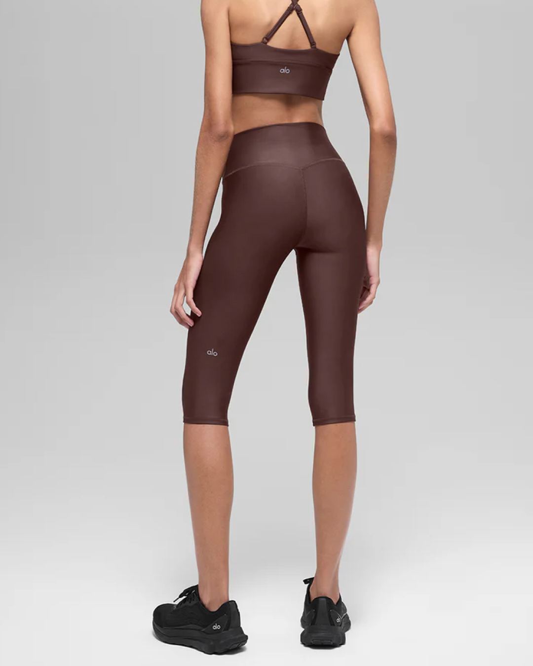 켄달하면 알로 알로하면 켄달🤎
실내 운동에도 빠질 수 없는 켄달 제너의 알로🏃‍♀️✨

1. 알로 에어리프트 디바인 브라, 10만 원대
앞면 셔링 디테일과 슬림한 백 크로스 스트랩이 특징인 브라로, 스트랩 길이 조절이 가능해 체형에 맞춘 안정적인 핏을 제공합니다. 탈부착 가능한 브라 패드가 더해져 운동부터 일상까지 활용도 높게 착용할 수 있는 아이템입니다.

2. 에어리프트 하이웨이스트 카프리, 10만 원대
하이웨이스트 디자인의 16인치 기장 카프리 팬츠입니다. 신축성이 뛰어나 요가나 발레, 일상룩에도 매치할 수 있는 아이템입니다. 이미지6