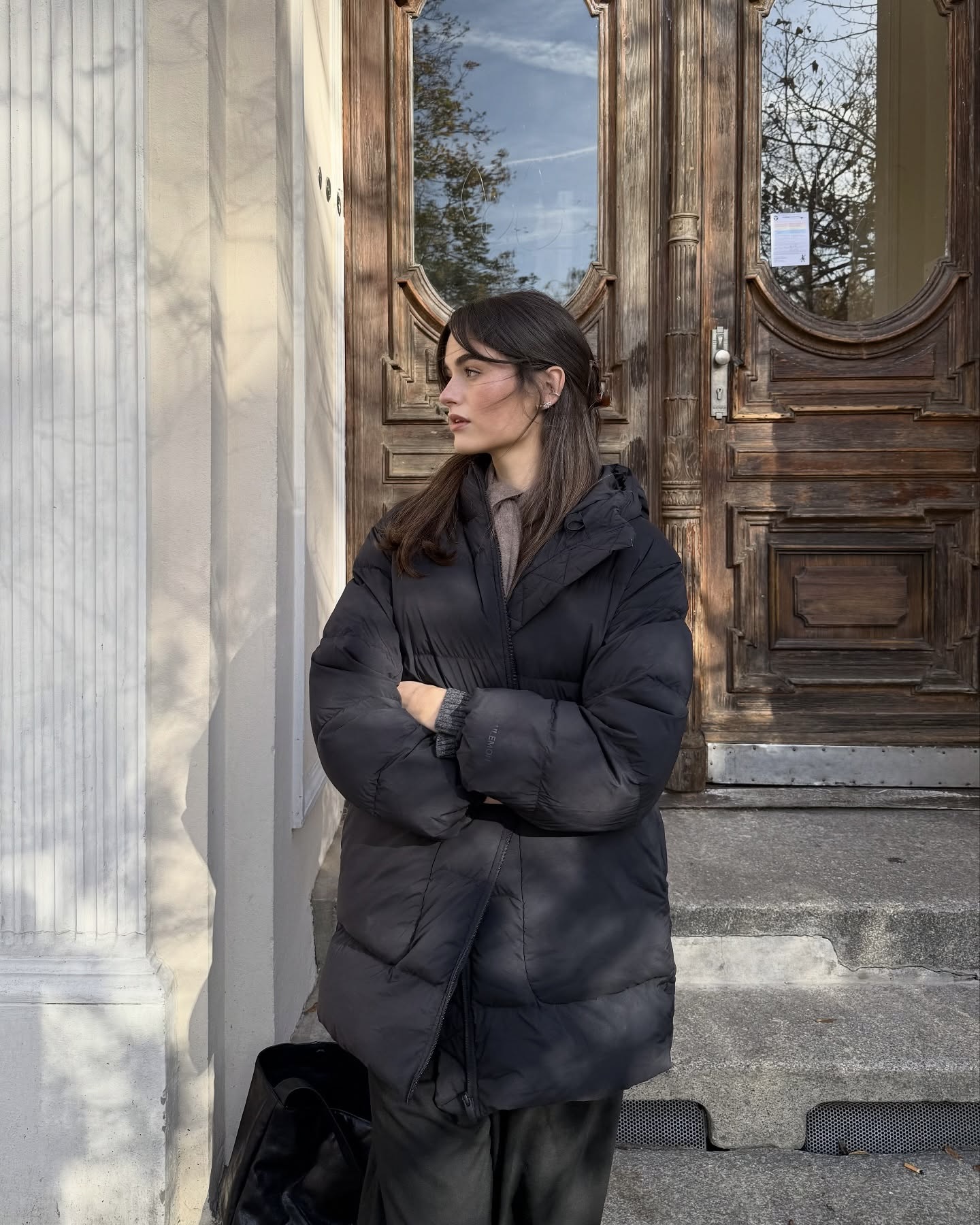 코디 고민 줄여주는 블랙 패딩🖤
슬랙스부터 니트까지 데일리로 입기 좋은 패딩은 따로 있어🔍👀

올겨울을 책임질 블랙 패딩 2가지를 소개합니다.

1. 룰루 레몬 신치 웨이스트 600 다운 필 푸퍼, 50만 원대
엉덩이 살짝 덮는 하프 기장의 패딩으로, 내부 허리 스트링으로 핏 조절 가능하며 나일론과 엘라스테인 혼방 소재와 구스다운과 거위 깃털 충전재를 활용해 따뜻하고 가볍죠. 슬랙스와 니트에 매치하면 미니멀하면서도 페미닌한 출근룩으로 활용하기 좋습니다.

2. 모코 이스트 2018 재킷 에센셜, 20만 원대
크롭 기장의 코트를 연상시키는 단정한 실루엣이 돋보이는 패딩으로, 합성 퍼프 단열재와 폴리에스터, 비스코스 혼방 소재로 사용해 편안하고 베이직한 아이템이죠. 부츠컷 슬랙스와 매치하면 도시적이면서 세련된 겨울룩을 완성할 수 있습니다. 이미지2