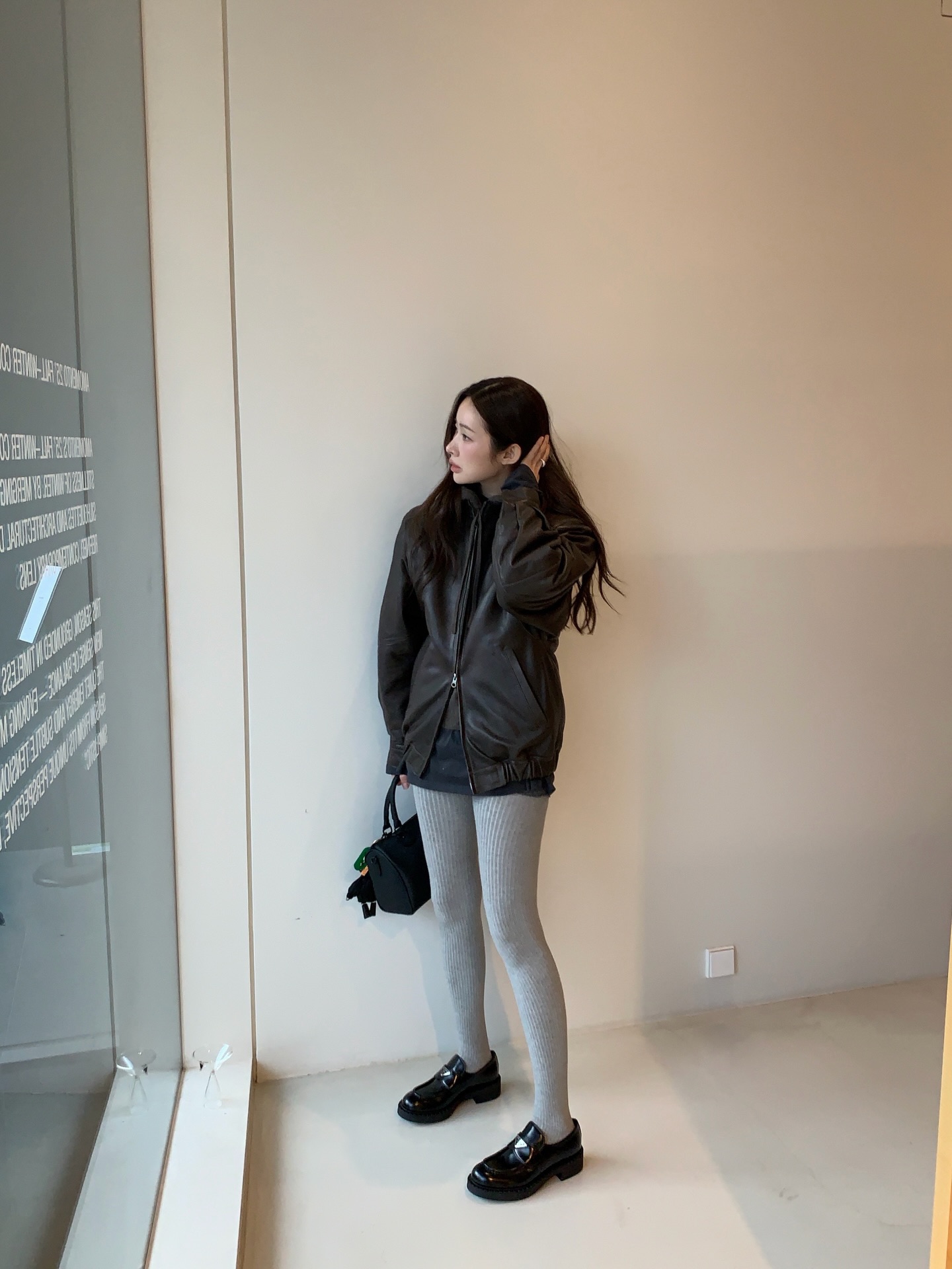 사계절 내내 발끝을 책임지는 로퍼👞
페미닌부터 클래식까지 모두 소화하는🔍💡로퍼 하나쯤 필요해
이 시점, 신기 좋은 로퍼 2가지 모았습니다.
1. 프라다 초콜릿 브러시드 가죽 로퍼, 160만 원대
차정원이 착용한 로퍼는 브랜드 시그니처 아이템으로, 가죽 스트랩과 아이코닉한 에나멜 트라이앵글 로고가 포인트죠. 미니 스커트와 차분한 그레이 스타킹과 매치하면 클래식하면서도 페미닌한 무드를 연출할 수 있습니다.
2. 헤레우 알버 시어링 로퍼, 83만 원대
이시영이 신은 로퍼는 T 스트랩과 가벼운 시어링 소재에 부드러운 가죽 트리밍, 도톰하고 부드러운 실루엣이 특징이죠. 데님 팬츠와 블레이저 울코트와 매치하면 모던하면서도 포근한 겨울룩을 완성할 수 있습니다. 이미지1