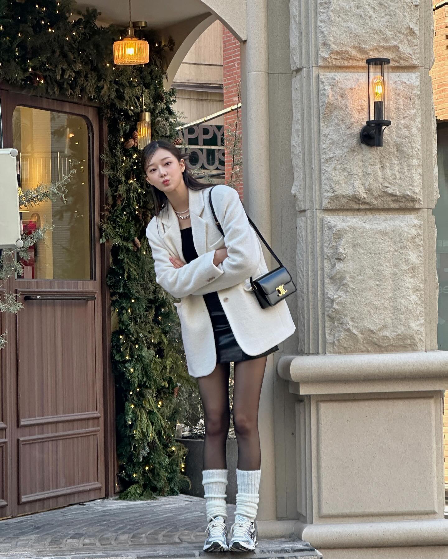 얼굴 톤 살아나는 화이트 숏 코트🌨️
블랙 코트만 입지말고 화이트 숏 코트로 산뜻하고 화사하게🫧🐇 이미지7