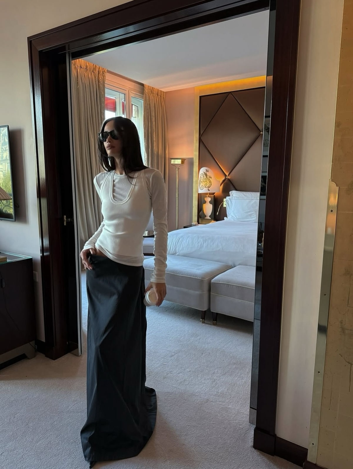 겨울룩에 빠지지 않는 롱스커트🖤
베이직한 블랙 롱스커트로 출근룩부터 데이트룩까지 완성👀🎶

 이미지2