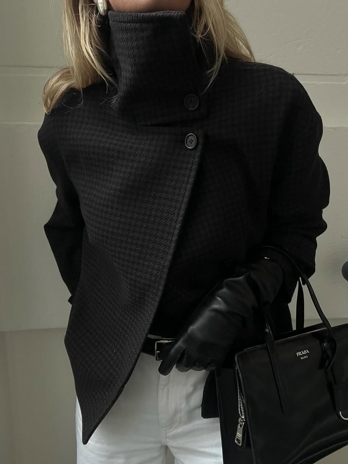 숏 코트로 매일 다른 느낌으로🔍
실패 없는 숏 코트 데일리 스타일링 아르켜 줄게🖤🩶

각기 다른 분위기의 숏 코트와 하의 스타일링 4가지를 소개합니다.

1. 화이트 팬츠
겨울에도 산뜻하게 만들어주는 화이트 팬츠와 숏 코트 조합은 컬러에 따라 분위기가 달라지는데요. 블랙은 미니멀한 무드를, 그레이는 부드럽고 차분한 분위기를 만들어 줍니다.

2. 데님 팬츠
베이직한 데님 팬츠에 숏 코트를 매치하면 실루엣이 단정해 보이며 캐주얼하면서도 꾸안꾸 무드를 연출할 수 있어 데일리로 부담 없이 입기 좋죠. 

3. 슬랙스
출근룩으로 입기 좋은 슬랙스와 숏 코트 조합은 포멀하면서도 도시적인 분위기를 완성하죠. 특히 셋업 느낌으로 같은 톤으로 맞추면 모던하고 단정해 하객룩으로도 활용하기 좋습니다.

4. 미니 스커트
숏한 기장의 미니스커트와 숏 코트를 매치하면 원피스처럼 연출할 수 있어 다리가 길어 보이는 체형 보완 효과까지 더해지죠. 여성스럽고 우아한 분위기가 살아나 연말에 입기 좋습니다. 이미지3