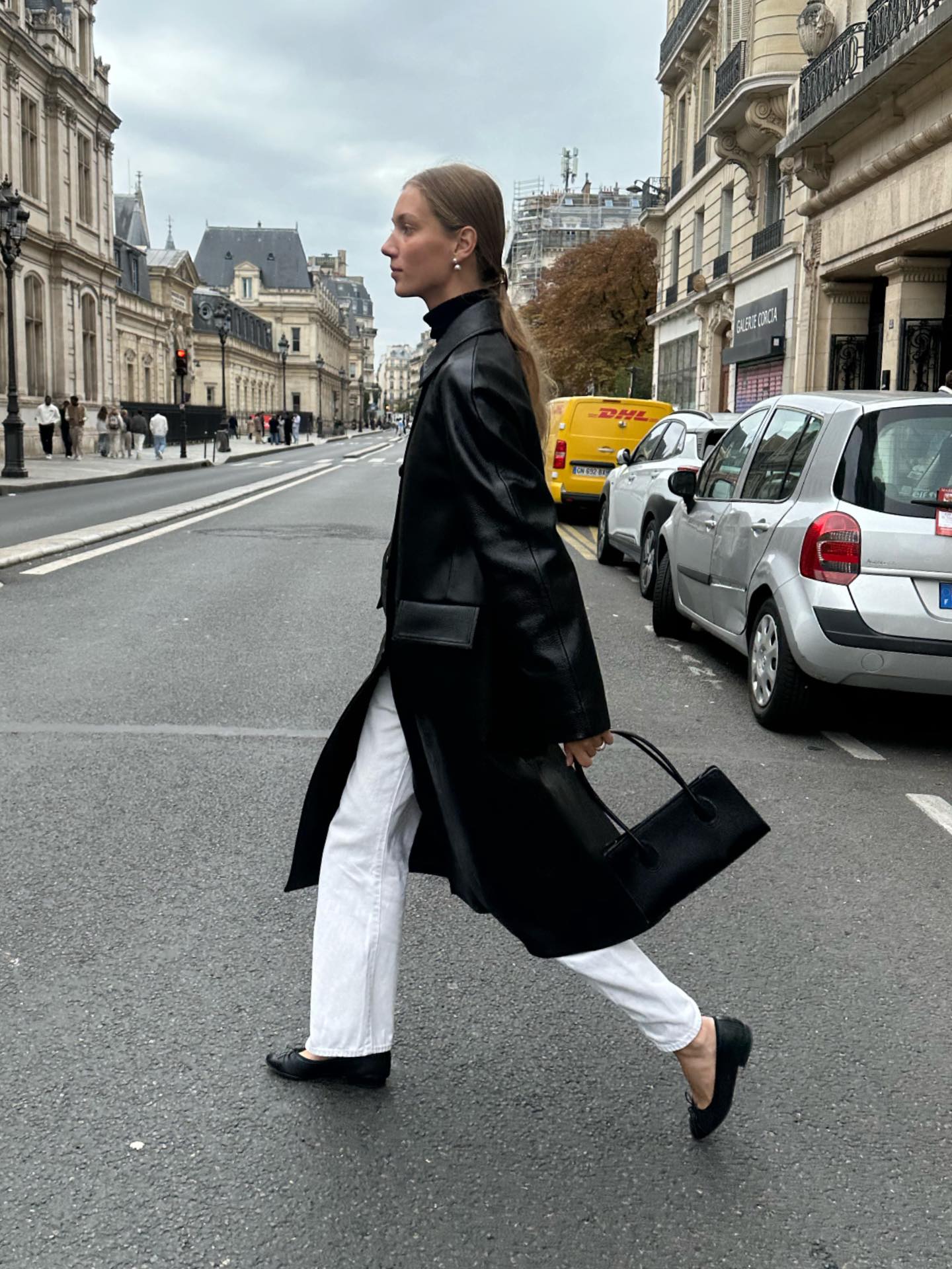 뉴욕 감성✨ 웨스트 빌리지 걸 코어
베이직 아이템으로 완성하는 웨스트 빌리지 코어 알아보자💫💖

해외에서 트렌드로 떠오른 웨스트 빌리지 걸 코어는 클래식 룩을 입고 여유로운 라이프 스타일을 즐기며, 마치 뉴욕 맨해튼에 살 것 같은 여자들을 연상시키는 스타일이죠. 베이직 아이템과 미니멀한 디테일을 활용한 자연스러운 도시적 세련미가 특징입니다.

화이트 티셔츠와 스트레이트 핏 데님, 코트와 재킷 그리고 클래식 로퍼나 플랫슈즈를 매치해 미니멀하면서 고감도 룩을 스타일링하는 것이 포인트죠. 웨스트 빌리지 걸 코어는 일상 속에서 편안하고 감각적인 도시 여성 라이프스타일을 완성해 줍니다. 이미지1