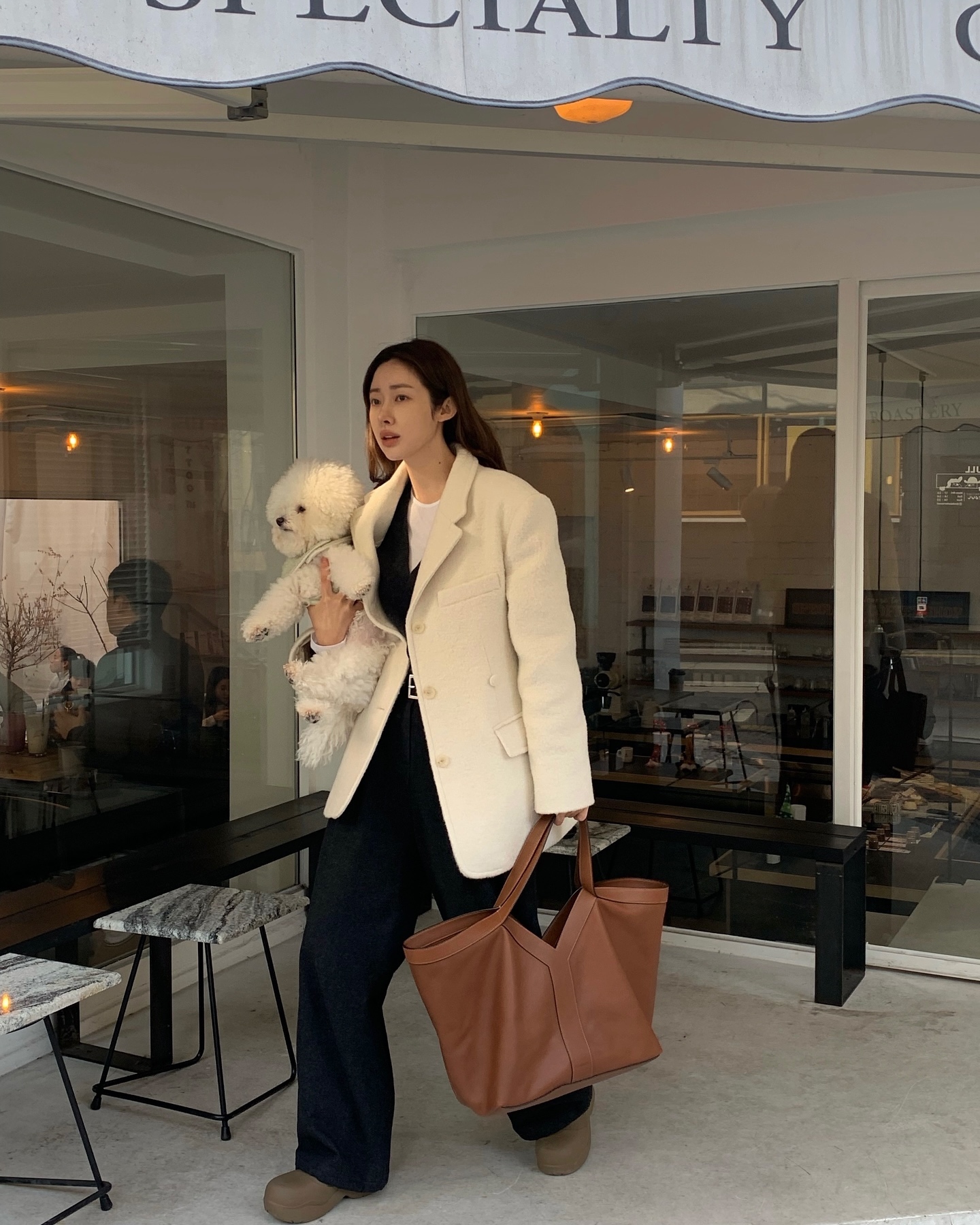 얼굴 톤 살아나는 화이트 숏 코트🌨️
블랙 코트만 입지말고 화이트 숏 코트로 산뜻하고 화사하게🫧🐇 이미지4