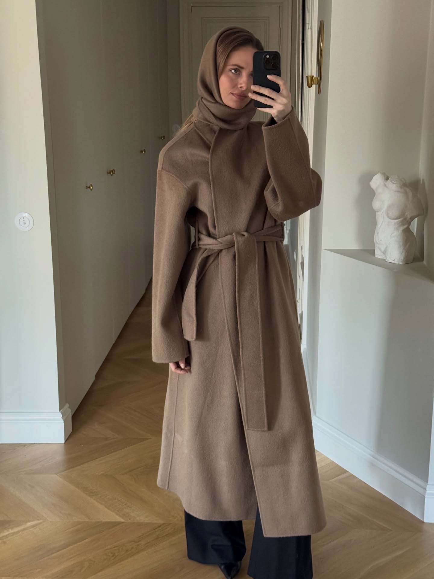 뉴욕 감성✨ 웨스트 빌리지 걸 코어
베이직 아이템으로 완성하는 웨스트 빌리지 코어 알아보자💫💖

해외에서 트렌드로 떠오른 웨스트 빌리지 걸 코어는 클래식 룩을 입고 여유로운 라이프 스타일을 즐기며, 마치 뉴욕 맨해튼에 살 것 같은 여자들을 연상시키는 스타일이죠. 베이직 아이템과 미니멀한 디테일을 활용한 자연스러운 도시적 세련미가 특징입니다.

화이트 티셔츠와 스트레이트 핏 데님, 코트와 재킷 그리고 클래식 로퍼나 플랫슈즈를 매치해 미니멀하면서 고감도 룩을 스타일링하는 것이 포인트죠. 웨스트 빌리지 걸 코어는 일상 속에서 편안하고 감각적인 도시 여성 라이프스타일을 완성해 줍니다. 이미지4