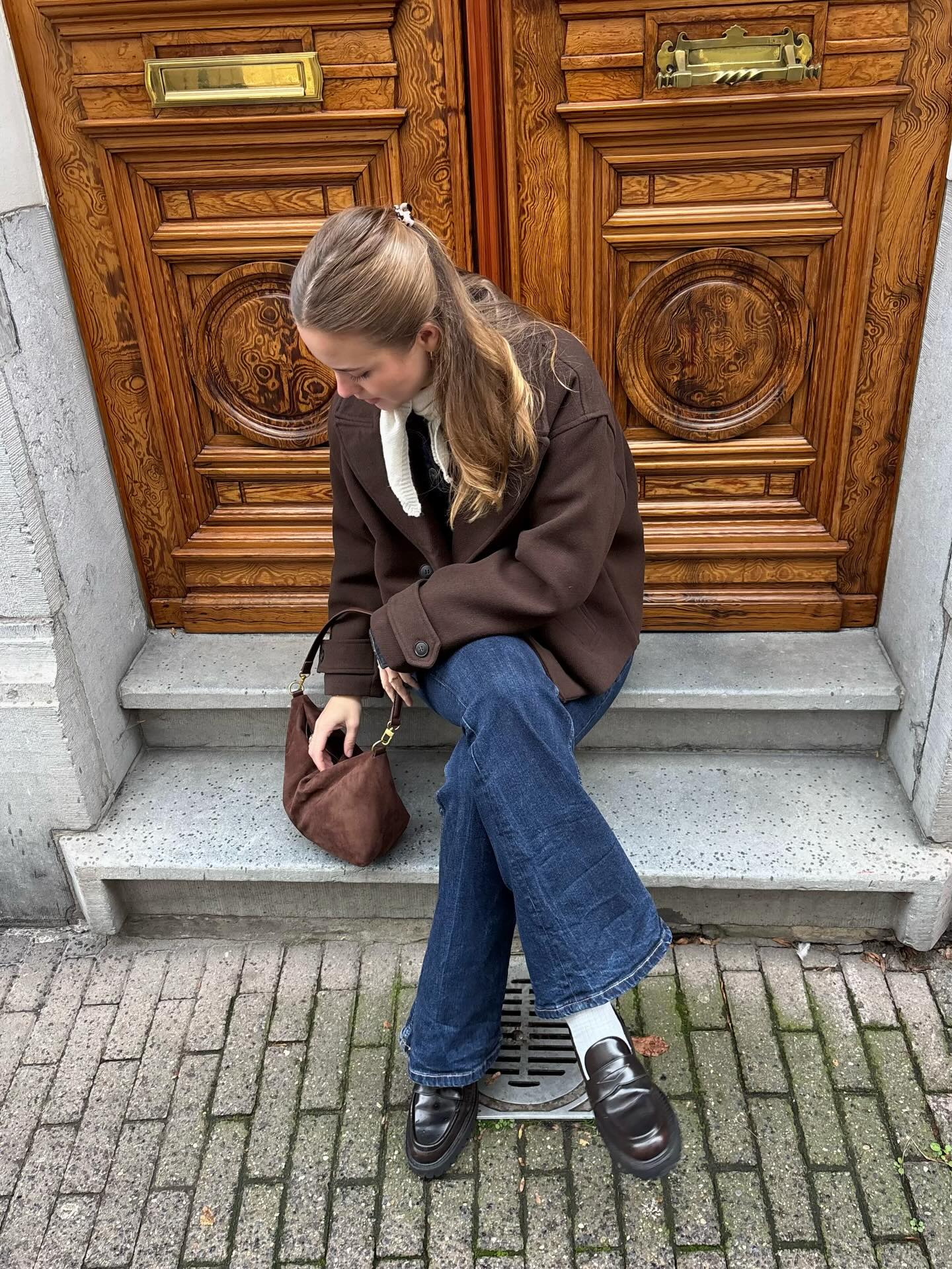 뉴욕 감성✨ 웨스트 빌리지 걸 코어
베이직 아이템으로 완성하는 웨스트 빌리지 코어 알아보자💫💖

해외에서 트렌드로 떠오른 웨스트 빌리지 걸 코어는 클래식 룩을 입고 여유로운 라이프 스타일을 즐기며, 마치 뉴욕 맨해튼에 살 것 같은 여자들을 연상시키는 스타일이죠. 베이직 아이템과 미니멀한 디테일을 활용한 자연스러운 도시적 세련미가 특징입니다.

화이트 티셔츠와 스트레이트 핏 데님, 코트와 재킷 그리고 클래식 로퍼나 플랫슈즈를 매치해 미니멀하면서 고감도 룩을 스타일링하는 것이 포인트죠. 웨스트 빌리지 걸 코어는 일상 속에서 편안하고 감각적인 도시 여성 라이프스타일을 완성해 줍니다. 이미지8