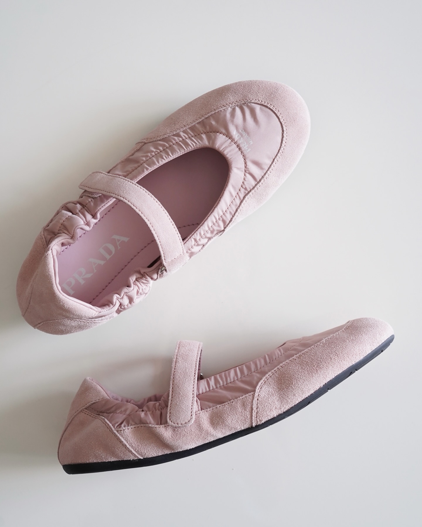 공쥬님을 위한 프라다 발레리나🩰
스웨이드까지 더해져 겨울까지 쭉❄️💞 공쥬 무드 제대로 느껴봐

프라다가 클래식한 발레리나 슈즈에 브랜드 특유의 감각적인 디테일을 더한 새로운 발레리나 슈즈를 선보였는데요. 지속 가능한 리나일론 소재와 부드러운 스웨이드 소재를 활용해 우아함과 기능성 모두 챙겼습니다.

얇은 솔로 완성된 가볍고 유연한 실루엣 속에서도 구조적인 디자인과 소재가 돋보이며, 미니멀룩부터 캐주얼, 모던까지 다양한 스타일에 활용하기 좋죠. 프라다의 친환경 철학과 세련된 미학이 자연스럽게 스며든 발레리나 슈즈입니다. 이미지1
