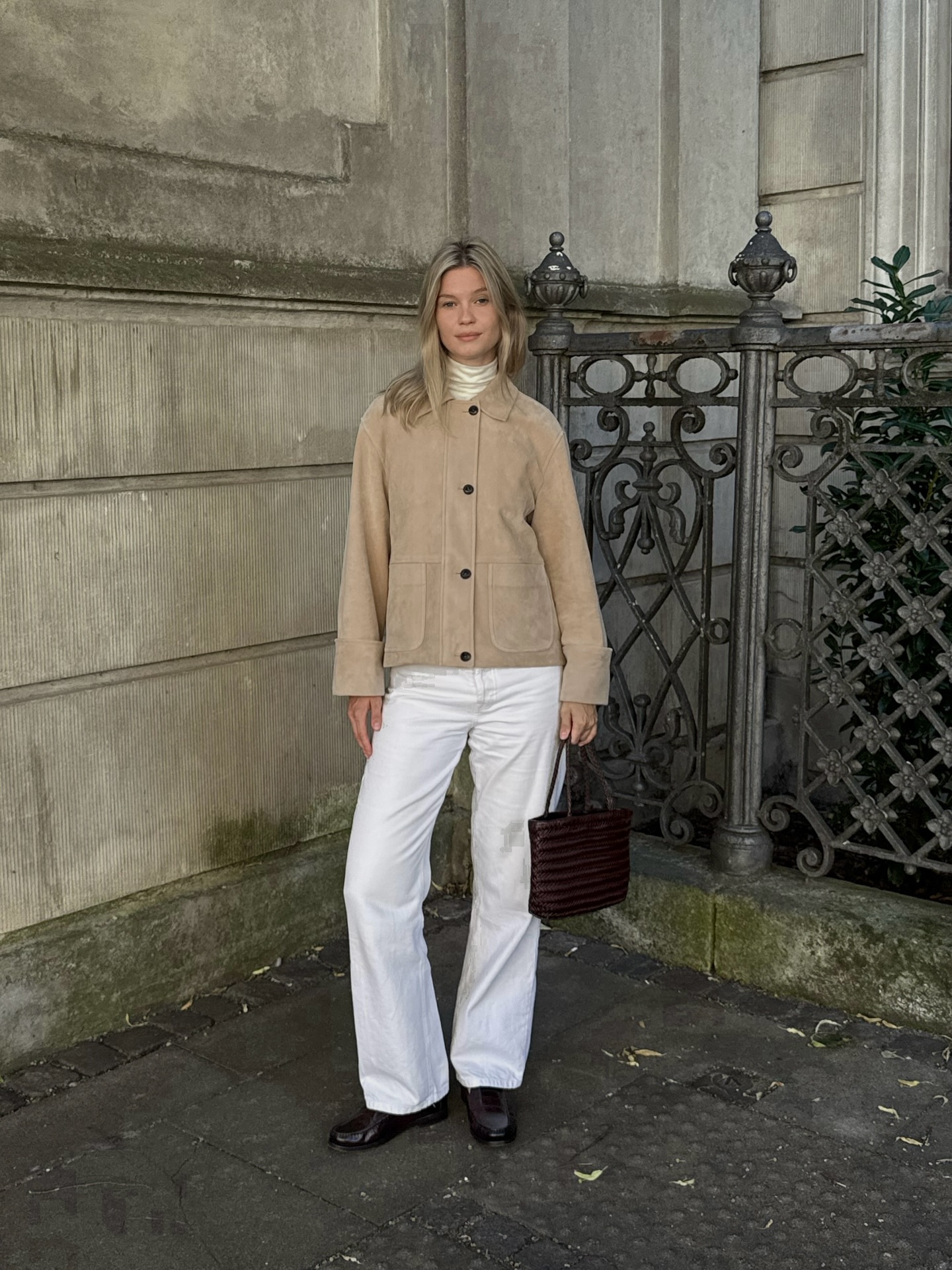 터틀넥은 @이렇게 돌려 입는 거야💡
하의만 바꿔도 느낌이 달라져🧶🤍코디 고민 덜고, 센스 챙기자

터틀넥 니트에 잘 어울리는 하의 3가지 참고해 보세요.

1. 데님 팬츠
터틀넥 니트에 진청 데님 팬츠를 매치하면 캐주얼하면서 데일리로 입기 좋은데요. 여기에 발끝이 뾰족한  포인티드 토 슈즈나 앵클부츠를 매치하면 전체적으로 분위기가 시크하고 모던하게 정리됩니다.

2. 화이트 팬츠
화이트 팬츠에 터틀넥 니트를 매치하면 컬러에 따라 분위기가 달라지는데요. 올 화이트 룩으로 스타일링하면 깔끔하고 세련된 무드를, 브라운 계열과 매치하면 룩 분위기가 한층 부드러워집니다.

3. 슬랙스
출근룩으로 가장 입기 좋은 슬랙스와 터틀넥 니트는 단정한 미니멀룩을 완성할 수 있는데요. 같은 톤으로 맞춰 셋업처럼 연출하면 모던함과 시크함을 더할 수 있습니다.

4. 미니스커트
미니스커트에 터틀넥을 매치하면 여성스러우면서 러블리한 분위기를 느낄 수 있죠. 여기에 롱 코트를 걸쳐주면 룩에 모던함이 더해져 겨울 데이트룩으로 활용하기 좋은 조합입니다. 이미지4