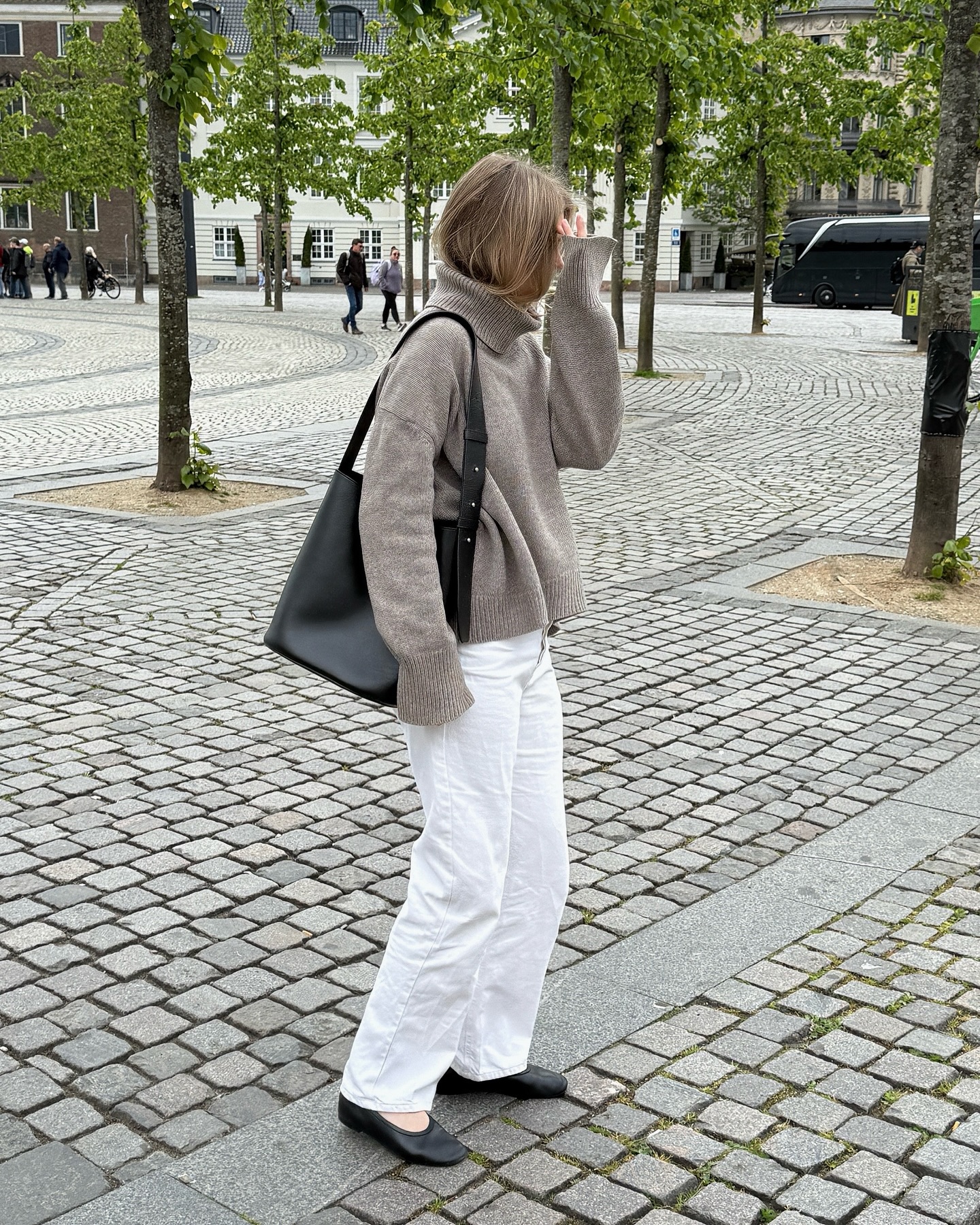 터틀넥은 @이렇게 돌려 입는 거야💡
하의만 바꿔도 느낌이 달라져🧶🤍코디 고민 덜고, 센스 챙기자

터틀넥 니트에 잘 어울리는 하의 3가지 참고해 보세요.

1. 데님 팬츠
터틀넥 니트에 진청 데님 팬츠를 매치하면 캐주얼하면서 데일리로 입기 좋은데요. 여기에 발끝이 뾰족한  포인티드 토 슈즈나 앵클부츠를 매치하면 전체적으로 분위기가 시크하고 모던하게 정리됩니다.

2. 화이트 팬츠
화이트 팬츠에 터틀넥 니트를 매치하면 컬러에 따라 분위기가 달라지는데요. 올 화이트 룩으로 스타일링하면 깔끔하고 세련된 무드를, 브라운 계열과 매치하면 룩 분위기가 한층 부드러워집니다.

3. 슬랙스
출근룩으로 가장 입기 좋은 슬랙스와 터틀넥 니트는 단정한 미니멀룩을 완성할 수 있는데요. 같은 톤으로 맞춰 셋업처럼 연출하면 모던함과 시크함을 더할 수 있습니다.

4. 미니스커트
미니스커트에 터틀넥을 매치하면 여성스러우면서 러블리한 분위기를 느낄 수 있죠. 여기에 롱 코트를 걸쳐주면 룩에 모던함이 더해져 겨울 데이트룩으로 활용하기 좋은 조합입니다. 이미지6