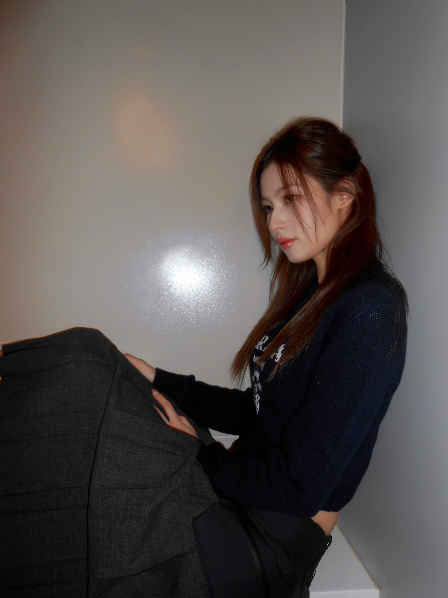 겨울 니트는 이걸로 정리해🤍
보다 보면 이미 장바구니에 담고 있을 걸?🛒🩶

겨울에 입기 좋은 니트 2가지, 지금 바로 소개해드릴게요.

1. 프라다 로고 크루넥 니트, 200만 원대
클래식한 로고 인타르시아가 돋보이는 크루넥 니트입니다. 크롭한 실루엣과 단정한 핏으로 세련된 무드를 더해주는데요. 사나는 플리츠 스커트와 로퍼를 매치해 모던한 데일리룩을 완성했습니다.

2. 미우미우 V넥 니트, 100만 원대
울과 캐시미어 혼방의 리브드 니트입니다. 오버사이즈 실루엣과 V넥 디자인으로 세련된 실루엣을 완성해주는데요. 장원영은 퍼 머플러와 블랙 토트백을 매치해 연말 데일리룩을 완성했습니다. 이미지3