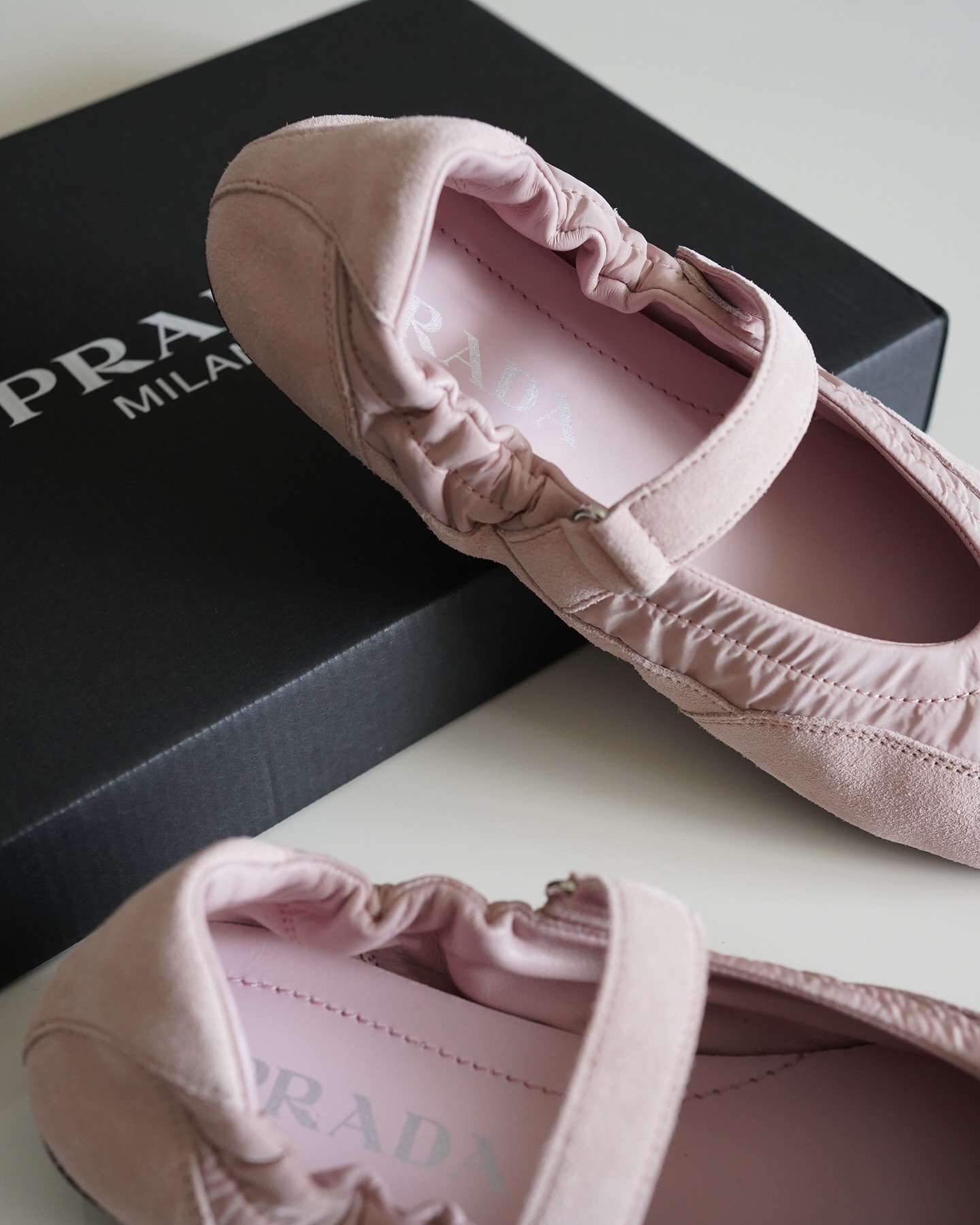 공쥬님을 위한 프라다 발레리나🩰
스웨이드까지 더해져 겨울까지 쭉❄️💞 공쥬 무드 제대로 느껴봐

프라다가 클래식한 발레리나 슈즈에 브랜드 특유의 감각적인 디테일을 더한 새로운 발레리나 슈즈를 선보였는데요. 지속 가능한 리나일론 소재와 부드러운 스웨이드 소재를 활용해 우아함과 기능성 모두 챙겼습니다.

얇은 솔로 완성된 가볍고 유연한 실루엣 속에서도 구조적인 디자인과 소재가 돋보이며, 미니멀룩부터 캐주얼, 모던까지 다양한 스타일에 활용하기 좋죠. 프라다의 친환경 철학과 세련된 미학이 자연스럽게 스며든 발레리나 슈즈입니다. 이미지5
