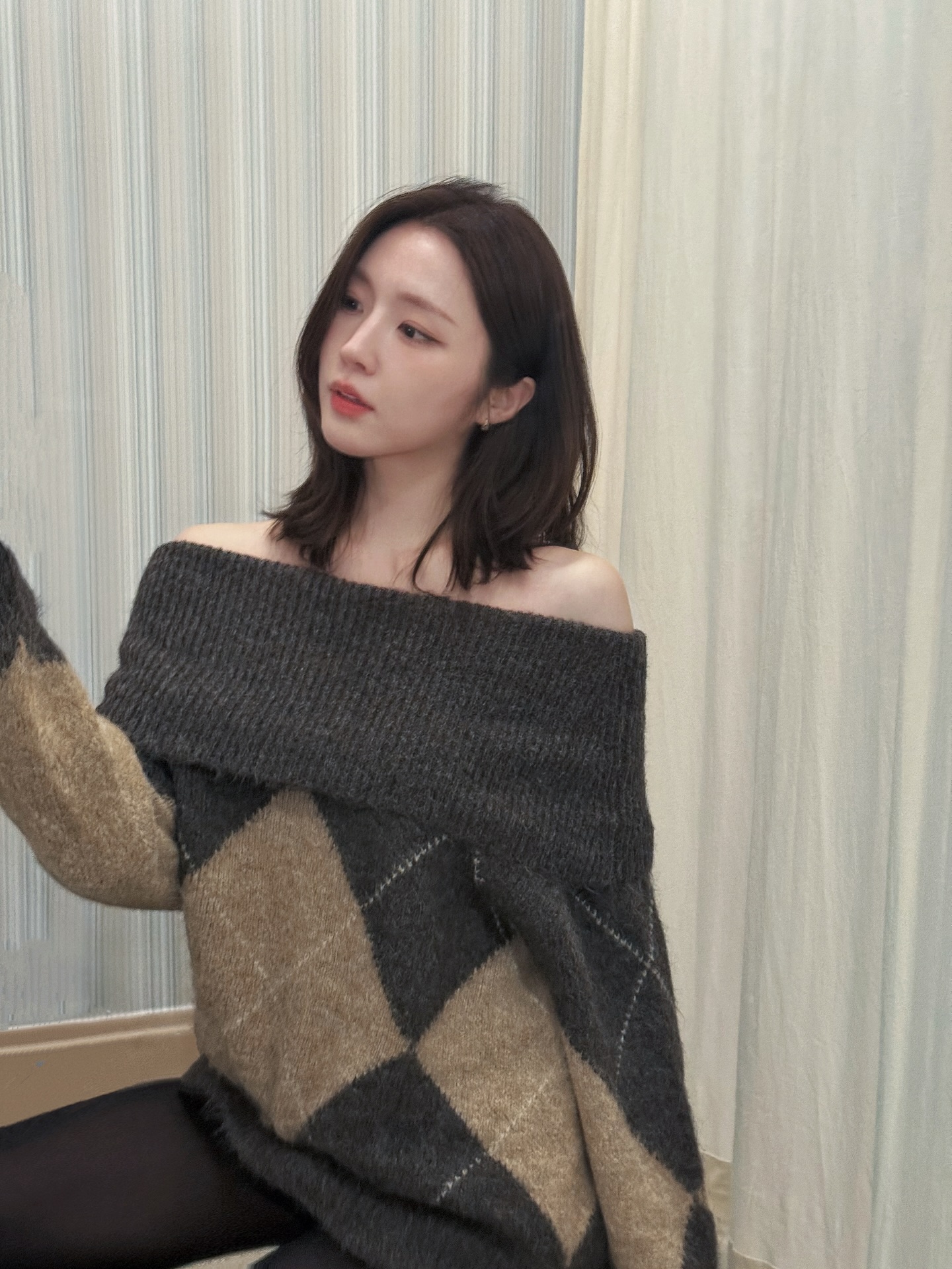 추워도 포기 못 하는 오프숄더🤍
아우터만 든든해도 겨울에 입기 충분해😆✨ 이미지5