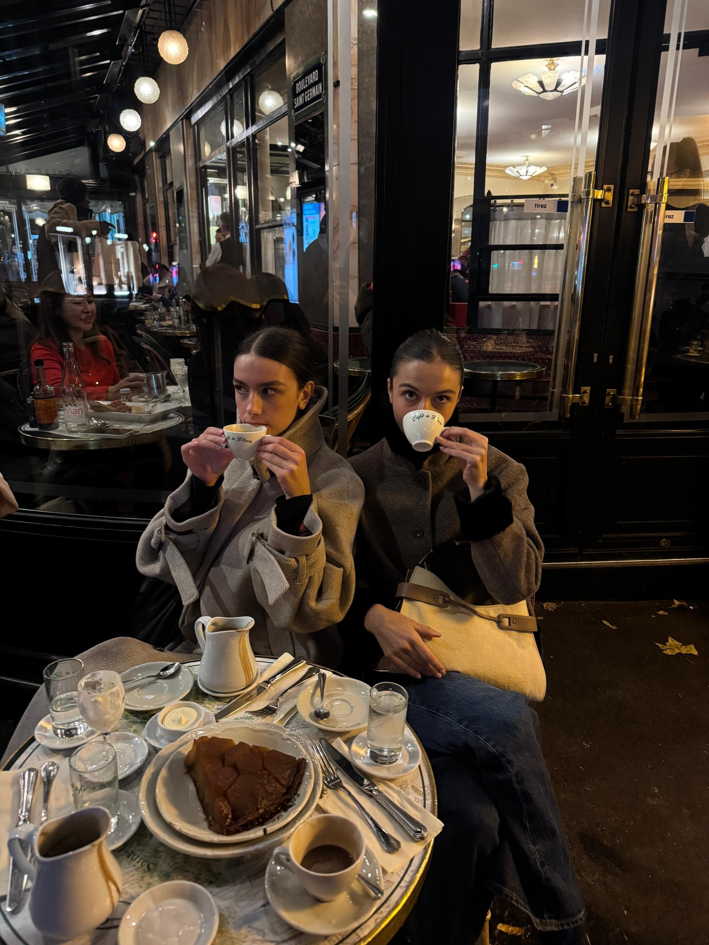 찬 공기엔 고민 없이 하이넥 코트🧥
거추장스러운 목도리 대신 하이넥 코트로 목 사수하자🥶 ❄️  이미지4