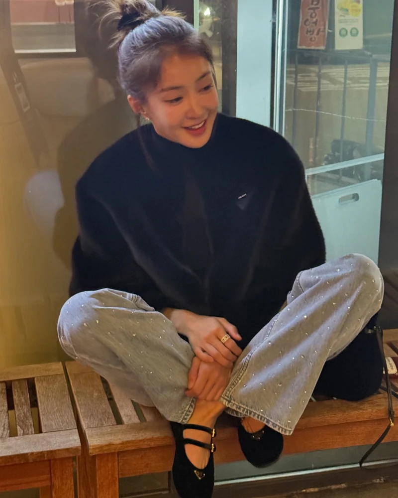 겨울 데일리룩에 빠지지 않는 데님👖
아우터 바뀔 때마다 꺼내 입게 되는 데님 팬츠는 필수템이야💙🩵 이미지4