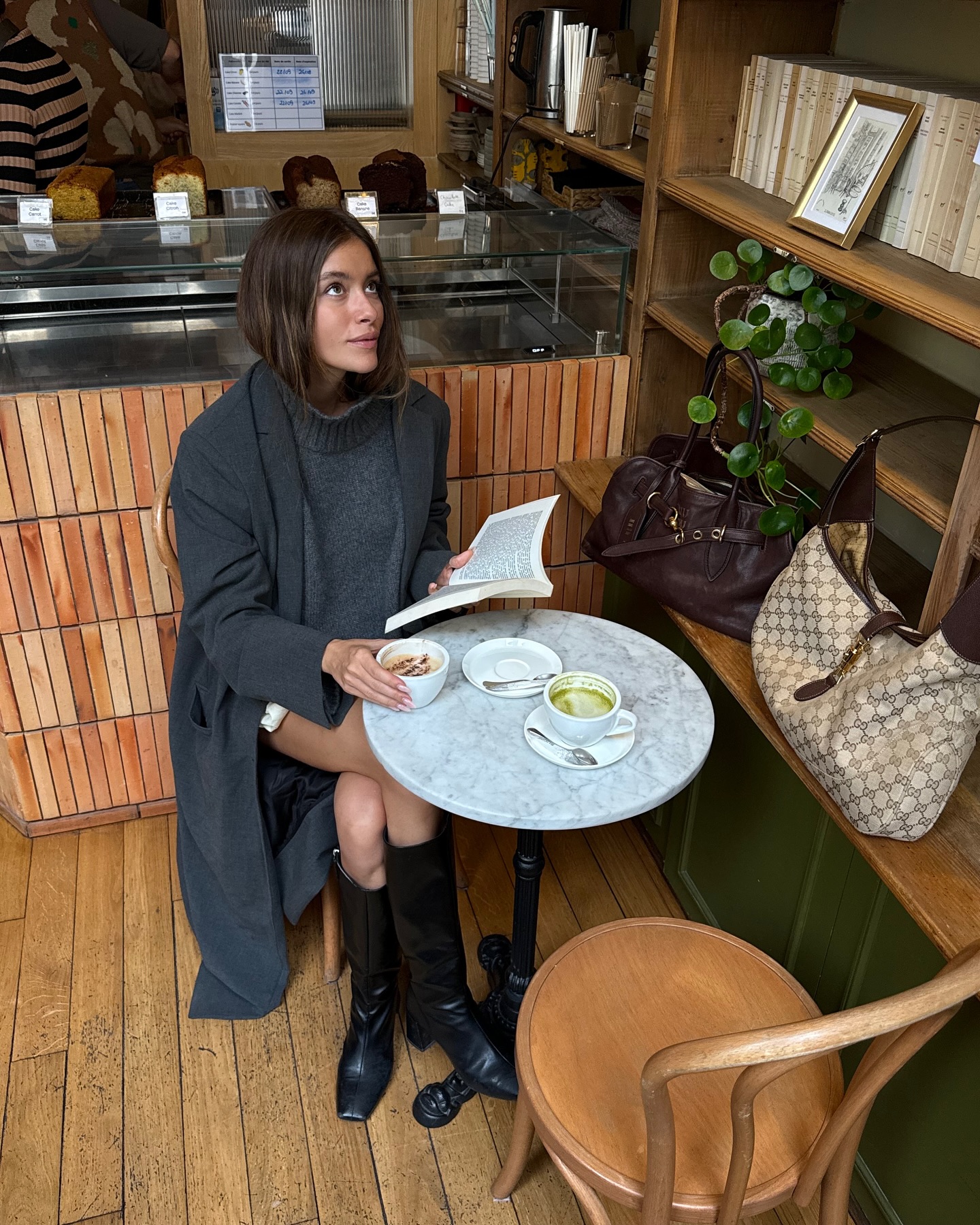 터틀넥은 @이렇게 돌려 입는 거야💡
하의만 바꿔도 느낌이 달라져🧶🤍코디 고민 덜고, 센스 챙기자

터틀넥 니트에 잘 어울리는 하의 3가지 참고해 보세요.

1. 데님 팬츠
터틀넥 니트에 진청 데님 팬츠를 매치하면 캐주얼하면서 데일리로 입기 좋은데요. 여기에 발끝이 뾰족한  포인티드 토 슈즈나 앵클부츠를 매치하면 전체적으로 분위기가 시크하고 모던하게 정리됩니다.

2. 화이트 팬츠
화이트 팬츠에 터틀넥 니트를 매치하면 컬러에 따라 분위기가 달라지는데요. 올 화이트 룩으로 스타일링하면 깔끔하고 세련된 무드를, 브라운 계열과 매치하면 룩 분위기가 한층 부드러워집니다.

3. 슬랙스
출근룩으로 가장 입기 좋은 슬랙스와 터틀넥 니트는 단정한 미니멀룩을 완성할 수 있는데요. 같은 톤으로 맞춰 셋업처럼 연출하면 모던함과 시크함을 더할 수 있습니다.

4. 미니스커트
미니스커트에 터틀넥을 매치하면 여성스러우면서 러블리한 분위기를 느낄 수 있죠. 여기에 롱 코트를 걸쳐주면 룩에 모던함이 더해져 겨울 데이트룩으로 활용하기 좋은 조합입니다. 이미지9