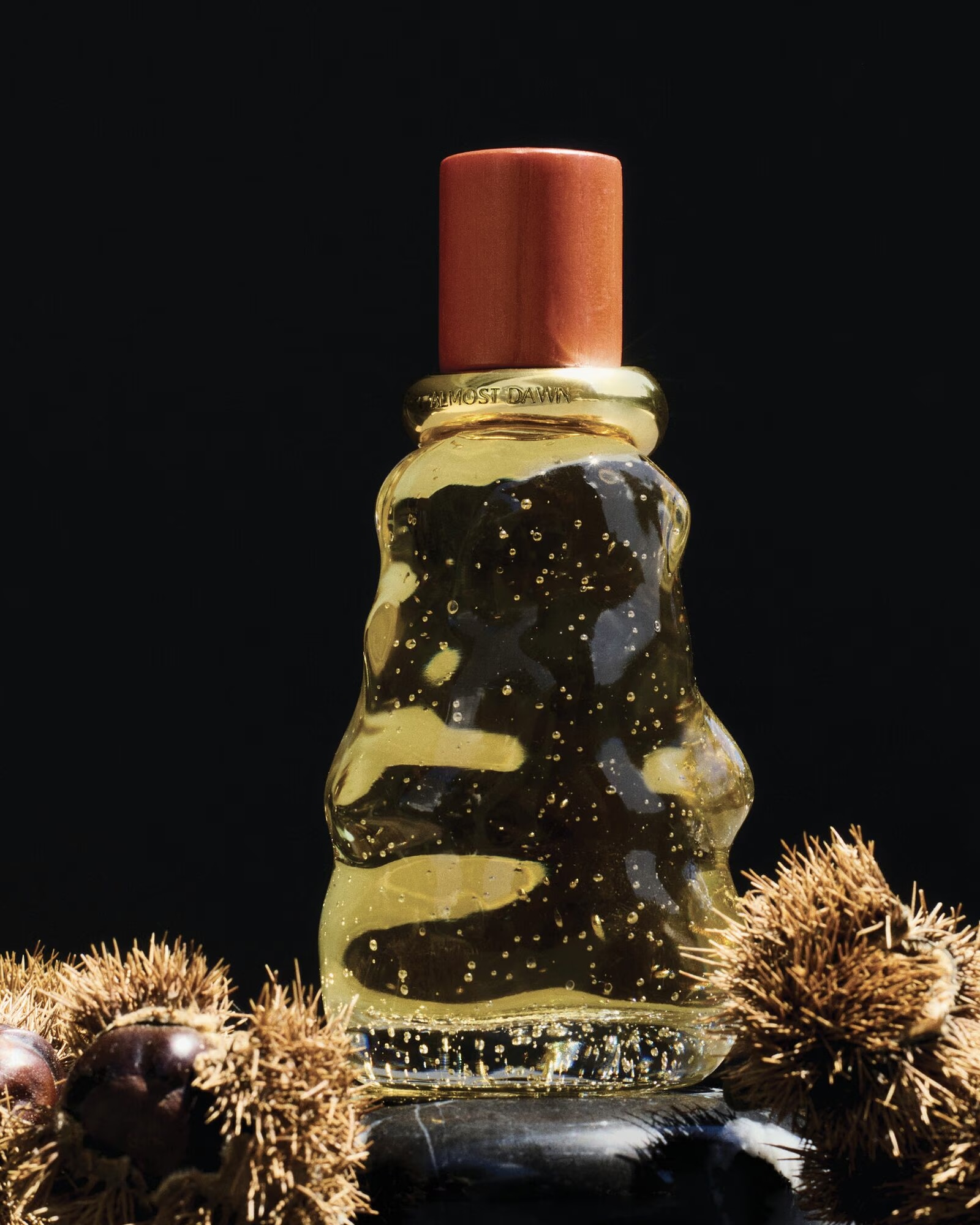 보테가 베네타에서 향수 출시를?✨
보테가 베네타의 미학🖤🎁이제 향으로 느껴볼 시간이야
보테가 베네타가 하우스의 미학을 후각으로 풀어낸 새로운 향수 컬렉션을 선보였는데요. 브랜드 탄생지인 베니스와 상징적인 수공예 기법 인트레치아토에서 영감을 받은 이번 컬렉션은, 향수 그 자체를 하나의 예술적 오브제로 바라보는 미학을 담아냈습니다.
이번 라인은 오 드 퍼퓸 5종과 한층 깊고 잔향이 풍부한 우드 노트의 메짜노테 퍼퓸 3종으로 구성되었는데요. 보테가 베네타 일부 매장 및 공식 홈페이지를 통해 만나볼 수 있으며, 브랜드 미학을 향으로 직접 경험해 볼 수 있습니다. 이미지5