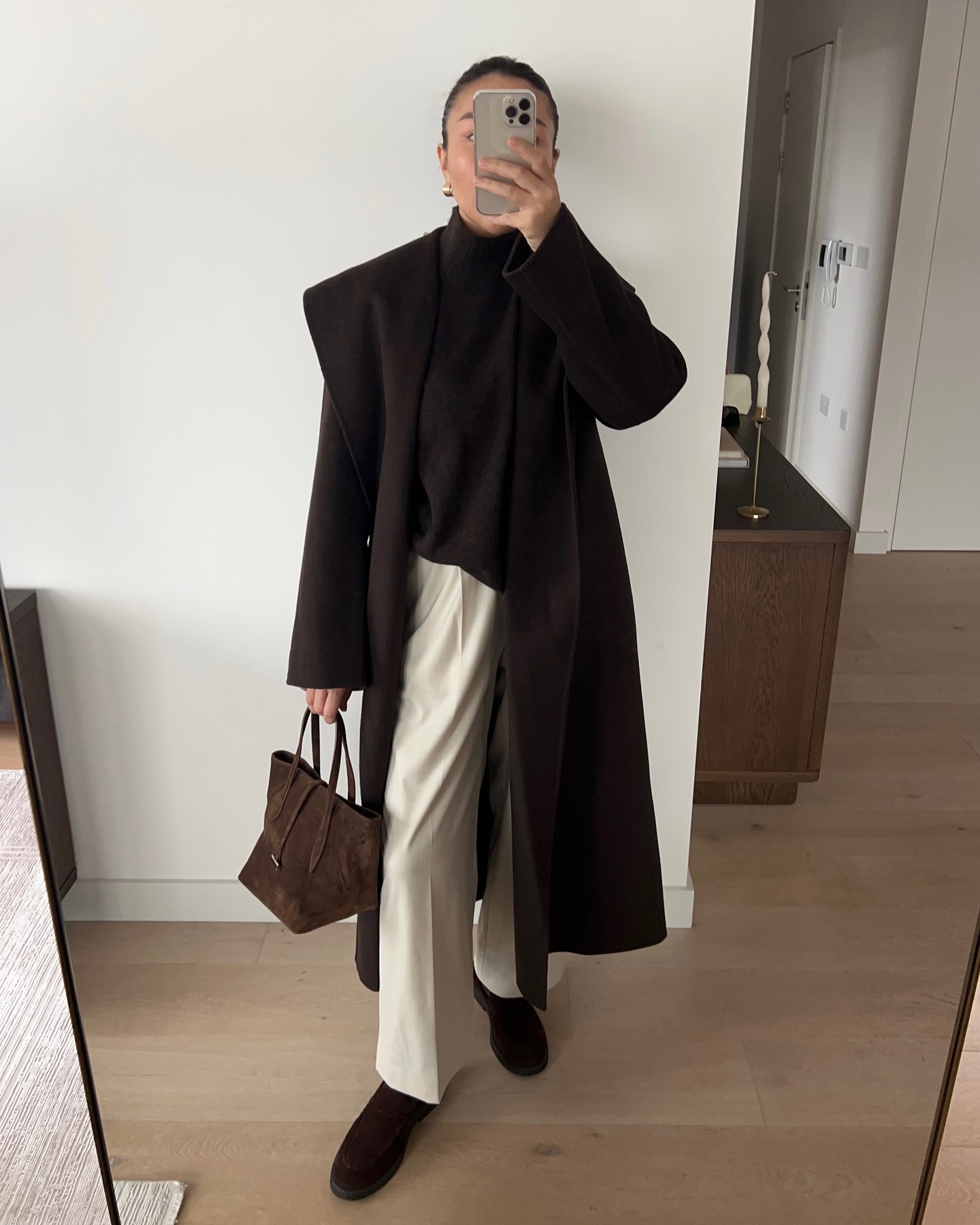 터틀넥은 @이렇게 돌려 입는 거야💡
하의만 바꿔도 느낌이 달라져🧶🤍코디 고민 덜고, 센스 챙기자

터틀넥 니트에 잘 어울리는 하의 3가지 참고해 보세요.

1. 데님 팬츠
터틀넥 니트에 진청 데님 팬츠를 매치하면 캐주얼하면서 데일리로 입기 좋은데요. 여기에 발끝이 뾰족한  포인티드 토 슈즈나 앵클부츠를 매치하면 전체적으로 분위기가 시크하고 모던하게 정리됩니다.

2. 화이트 팬츠
화이트 팬츠에 터틀넥 니트를 매치하면 컬러에 따라 분위기가 달라지는데요. 올 화이트 룩으로 스타일링하면 깔끔하고 세련된 무드를, 브라운 계열과 매치하면 룩 분위기가 한층 부드러워집니다.

3. 슬랙스
출근룩으로 가장 입기 좋은 슬랙스와 터틀넥 니트는 단정한 미니멀룩을 완성할 수 있는데요. 같은 톤으로 맞춰 셋업처럼 연출하면 모던함과 시크함을 더할 수 있습니다.

4. 미니스커트
미니스커트에 터틀넥을 매치하면 여성스러우면서 러블리한 분위기를 느낄 수 있죠. 여기에 롱 코트를 걸쳐주면 룩에 모던함이 더해져 겨울 데이트룩으로 활용하기 좋은 조합입니다. 이미지7