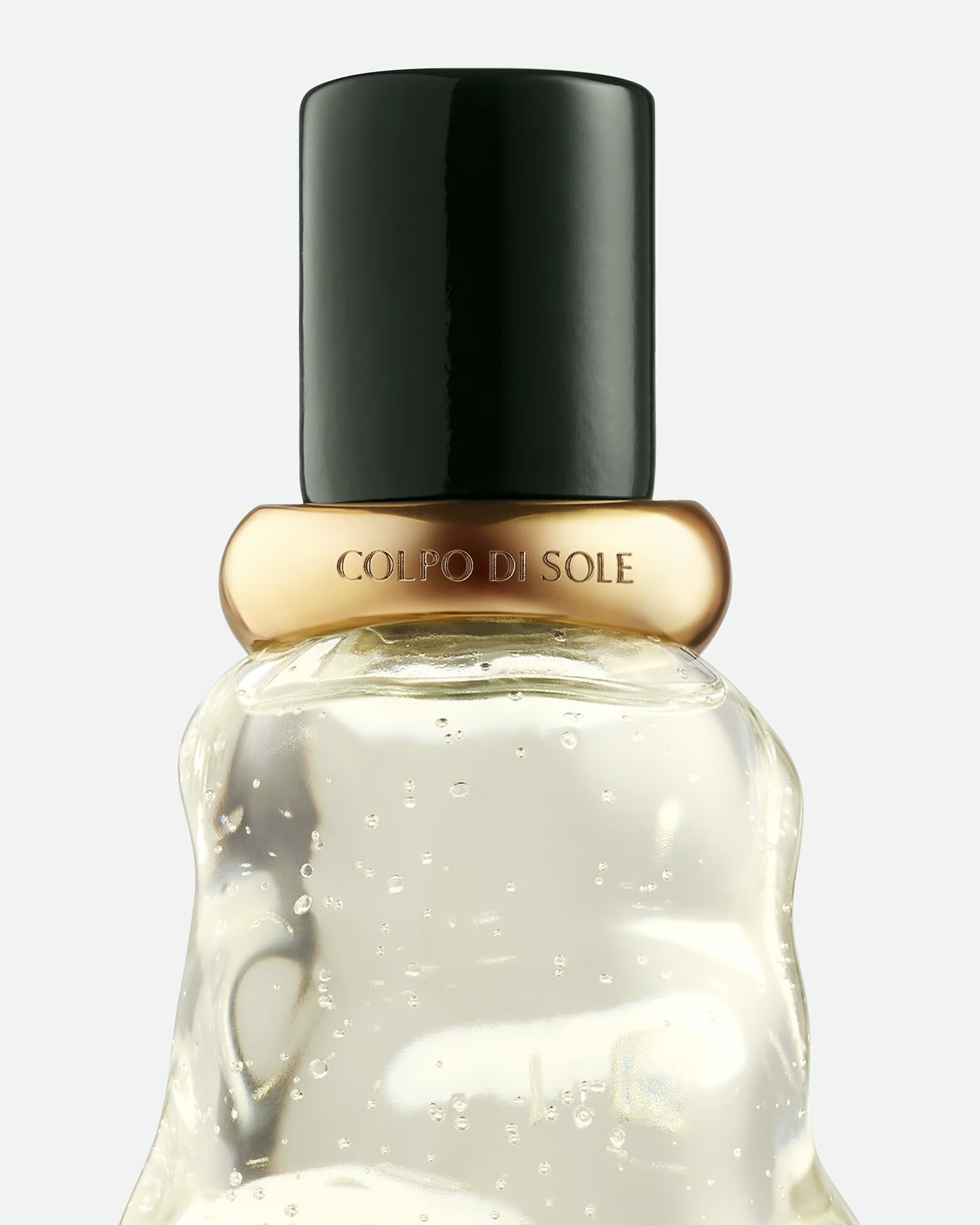 보테가 베네타에서 향수 출시를?✨
보테가 베네타의 미학🖤🎁이제 향으로 느껴볼 시간이야
보테가 베네타가 하우스의 미학을 후각으로 풀어낸 새로운 향수 컬렉션을 선보였는데요. 브랜드 탄생지인 베니스와 상징적인 수공예 기법 인트레치아토에서 영감을 받은 이번 컬렉션은, 향수 그 자체를 하나의 예술적 오브제로 바라보는 미학을 담아냈습니다.
이번 라인은 오 드 퍼퓸 5종과 한층 깊고 잔향이 풍부한 우드 노트의 메짜노테 퍼퓸 3종으로 구성되었는데요. 보테가 베네타 일부 매장 및 공식 홈페이지를 통해 만나볼 수 있으며, 브랜드 미학을 향으로 직접 경험해 볼 수 있습니다. 이미지4