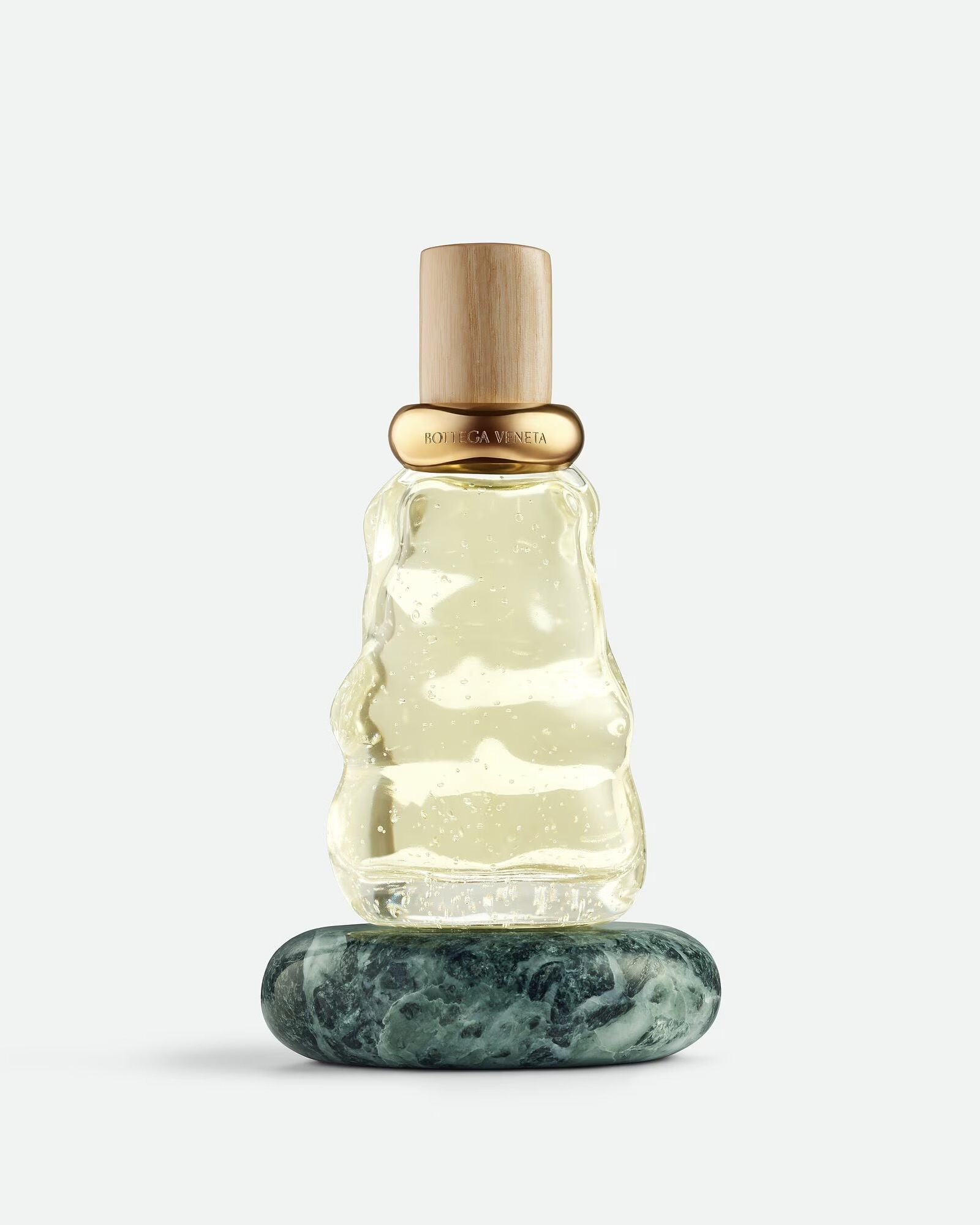 보테가 베네타에서 향수 출시를?✨
보테가 베네타의 미학🖤🎁이제 향으로 느껴볼 시간이야
보테가 베네타가 하우스의 미학을 후각으로 풀어낸 새로운 향수 컬렉션을 선보였는데요. 브랜드 탄생지인 베니스와 상징적인 수공예 기법 인트레치아토에서 영감을 받은 이번 컬렉션은, 향수 그 자체를 하나의 예술적 오브제로 바라보는 미학을 담아냈습니다.
이번 라인은 오 드 퍼퓸 5종과 한층 깊고 잔향이 풍부한 우드 노트의 메짜노테 퍼퓸 3종으로 구성되었는데요. 보테가 베네타 일부 매장 및 공식 홈페이지를 통해 만나볼 수 있으며, 브랜드 미학을 향으로 직접 경험해 볼 수 있습니다. 이미지6