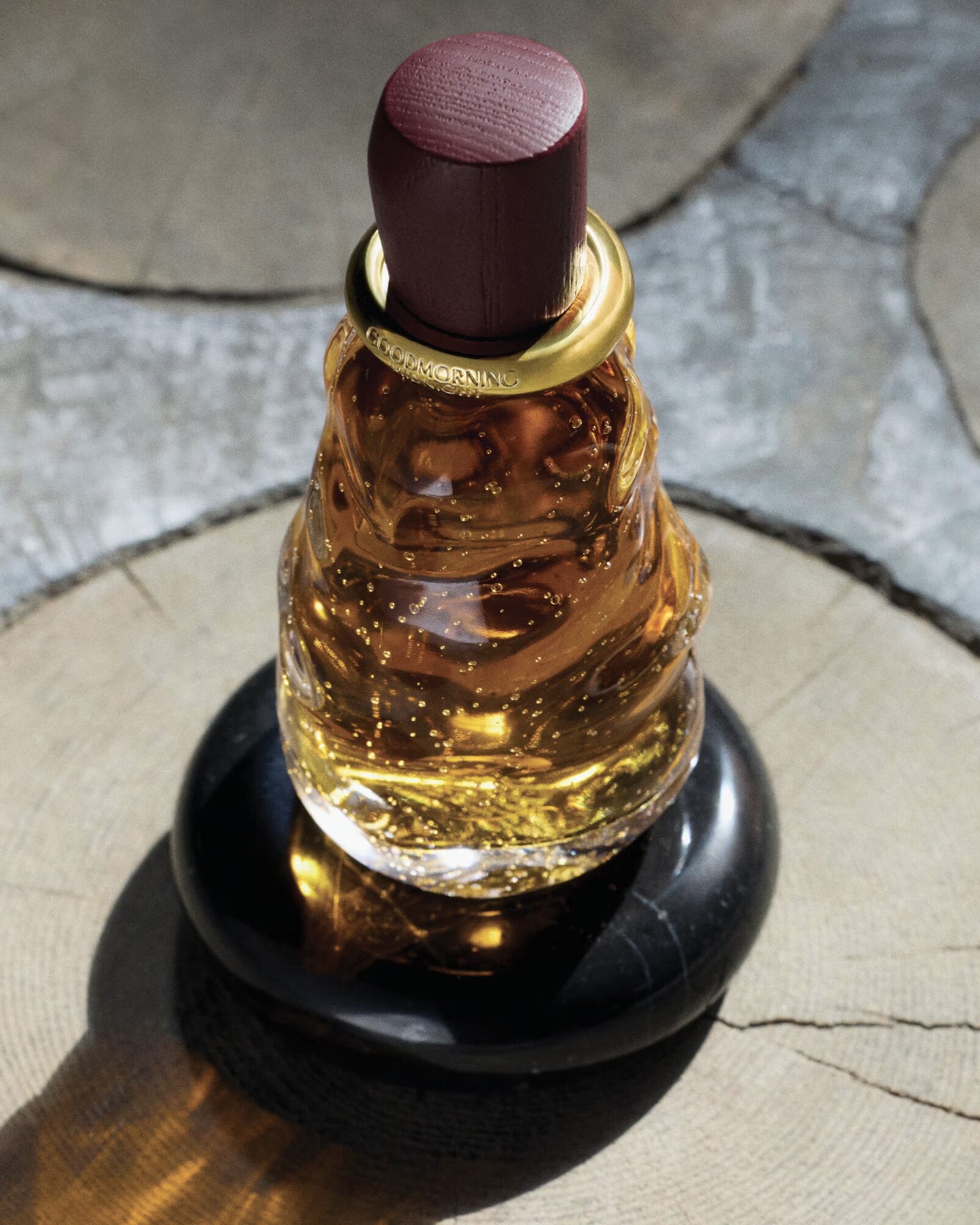 보테가 베네타에서 향수 출시를?✨
보테가 베네타의 미학🖤🎁이제 향으로 느껴볼 시간이야
보테가 베네타가 하우스의 미학을 후각으로 풀어낸 새로운 향수 컬렉션을 선보였는데요. 브랜드 탄생지인 베니스와 상징적인 수공예 기법 인트레치아토에서 영감을 받은 이번 컬렉션은, 향수 그 자체를 하나의 예술적 오브제로 바라보는 미학을 담아냈습니다.
이번 라인은 오 드 퍼퓸 5종과 한층 깊고 잔향이 풍부한 우드 노트의 메짜노테 퍼퓸 3종으로 구성되었는데요. 보테가 베네타 일부 매장 및 공식 홈페이지를 통해 만나볼 수 있으며, 브랜드 미학을 향으로 직접 경험해 볼 수 있습니다. 이미지7