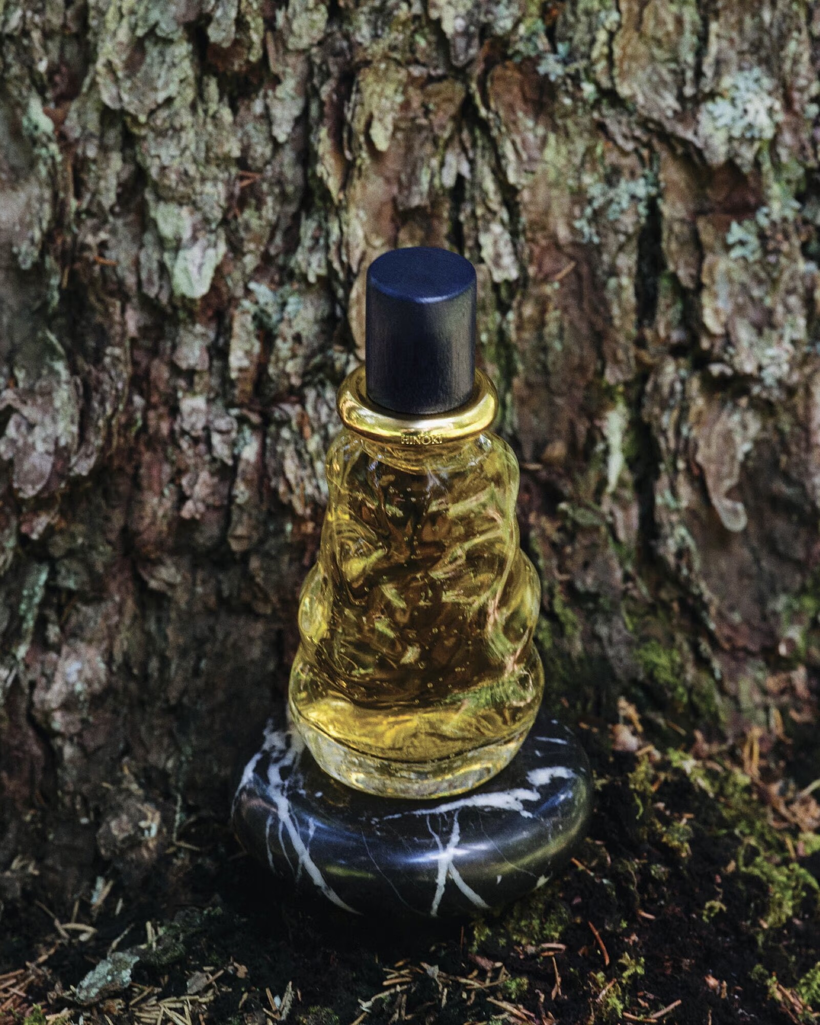 보테가 베네타에서 향수 출시를?✨
보테가 베네타의 미학🖤🎁이제 향으로 느껴볼 시간이야
보테가 베네타가 하우스의 미학을 후각으로 풀어낸 새로운 향수 컬렉션을 선보였는데요. 브랜드 탄생지인 베니스와 상징적인 수공예 기법 인트레치아토에서 영감을 받은 이번 컬렉션은, 향수 그 자체를 하나의 예술적 오브제로 바라보는 미학을 담아냈습니다.
이번 라인은 오 드 퍼퓸 5종과 한층 깊고 잔향이 풍부한 우드 노트의 메짜노테 퍼퓸 3종으로 구성되었는데요. 보테가 베네타 일부 매장 및 공식 홈페이지를 통해 만나볼 수 있으며, 브랜드 미학을 향으로 직접 경험해 볼 수 있습니다. 이미지8