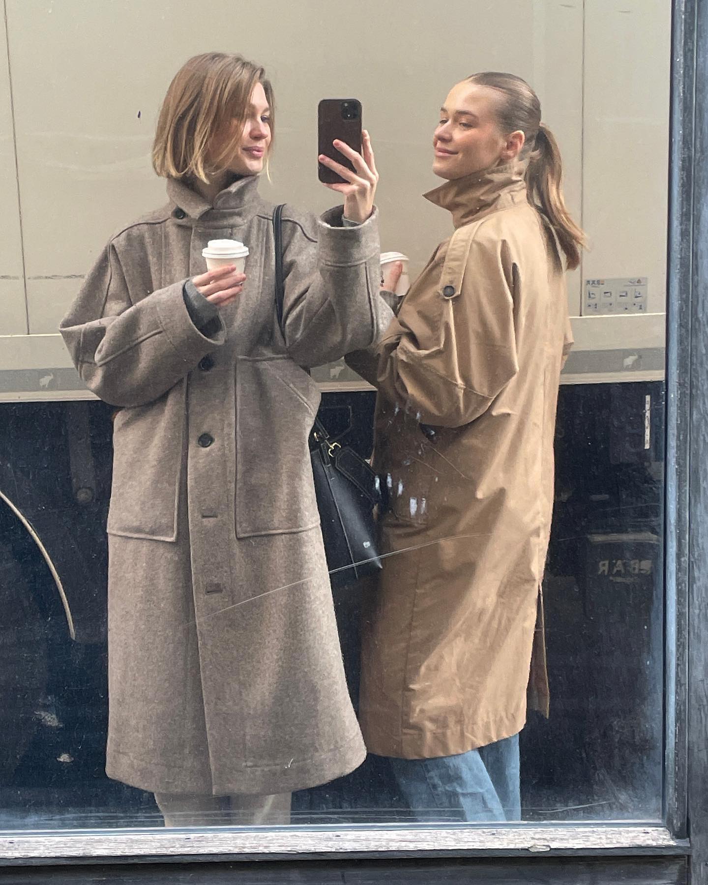 찬 공기엔 고민 없이 하이넥 코트🧥
거추장스러운 목도리 대신 하이넥 코트로 목 사수하자🥶 ❄️  이미지1