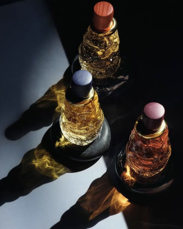 보테가 베네타에서 향수 출시를?✨
보테가 베네타의 미학🖤🎁이제 향으로 느껴볼 시간이야
보테가 베네타가 하우스의 미학을 후각으로 풀어낸 새로운 향수 컬렉션을 선보였는데요. 브랜드 탄생지인 베니스와 상징적인 수공예 기법 인트레치아토에서 영감을 받은 이번 컬렉션은, 향수 그 자체를 하나의 예술적 오브제로 바라보는 미학을 담아냈습니다.
이번 라인은 오 드 퍼퓸 5종과 한층 깊고 잔향이 풍부한 우드 노트의 메짜노테 퍼퓸 3종으로 구성되었는데요. 보테가 베네타 일부 매장 및 공식 홈페이지를 통해 만나볼 수 있으며, 브랜드 미학을 향으로 직접 경험해 볼 수 있습니다. 이미지1