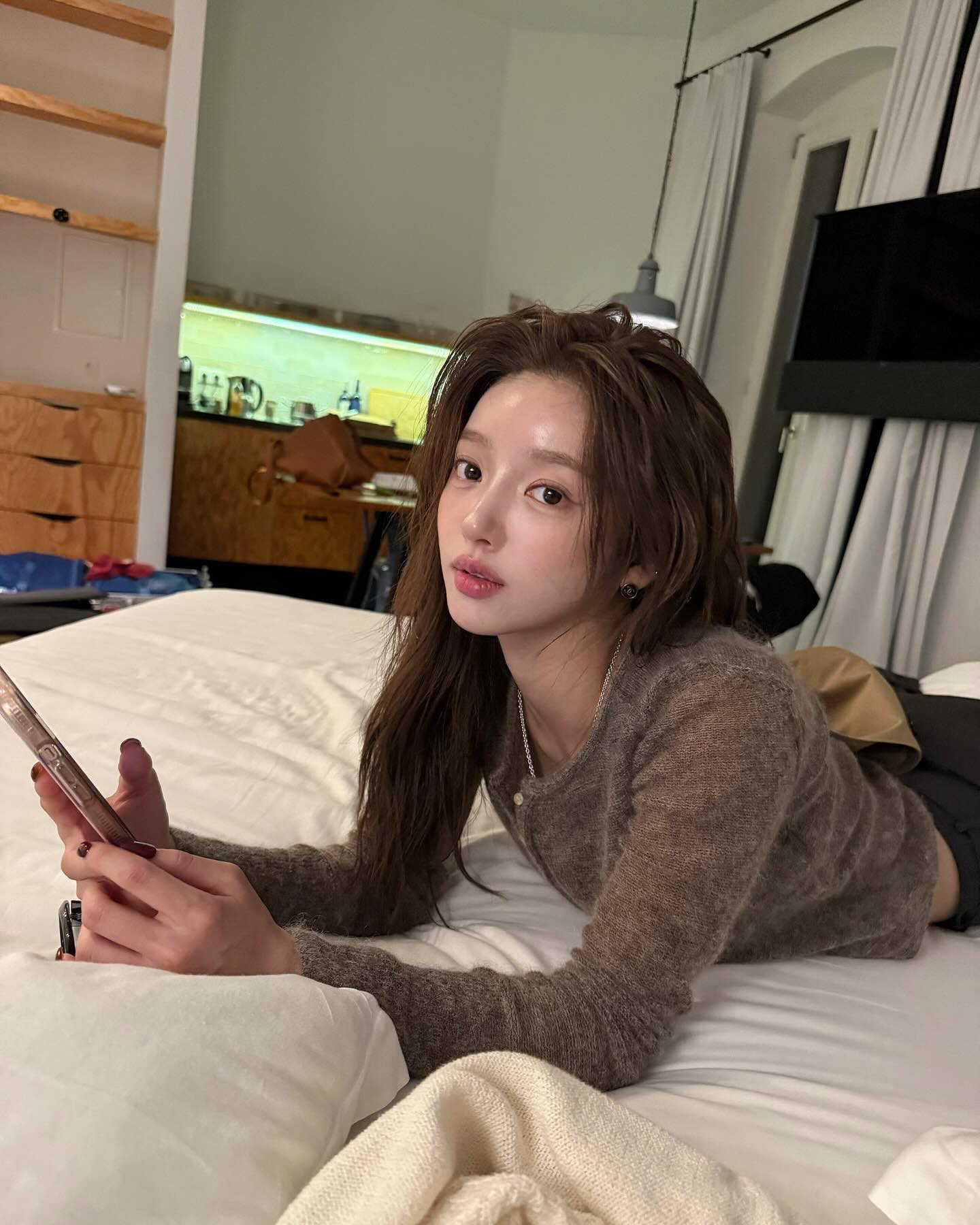 폭닥폭닥 포근한 가디건🧸
포근함 챙기고 싶을 땐 겨울 필수 아이템 챙겨입기🤎❄️
 이미지1