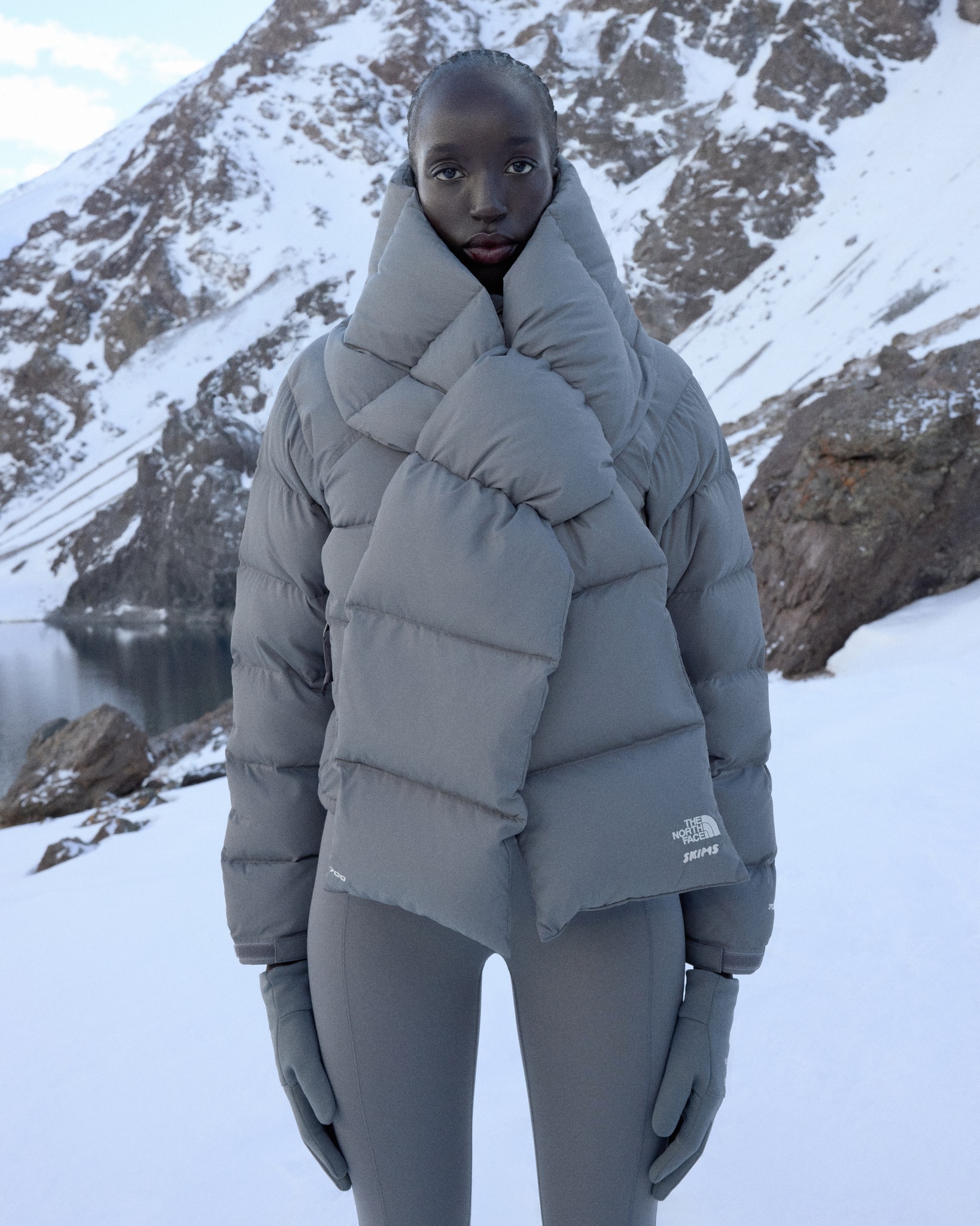 스킴스 × 노스페이스🩵
두 번째 윈터 협업 컬렉션 공개⛷️🏔️

노스페이스와 스킴스가 두 번째 윈터 컬렉션을 선보였습니다. 스키와 스노보드에서 영감을 받은 이번 라인은 다운 재킷부터 플리스, 보디수트까지 다양한 피스로 구성되었는데요.

키즈 라인까지 확장돼 패밀리룩으로도 연출할 수 있는 것이 특징입니다. 이번 협업 컬렉션은 한국 기준 12월 10일, 공식 홈페이지에서 만나볼 수 있습니다. 이미지6