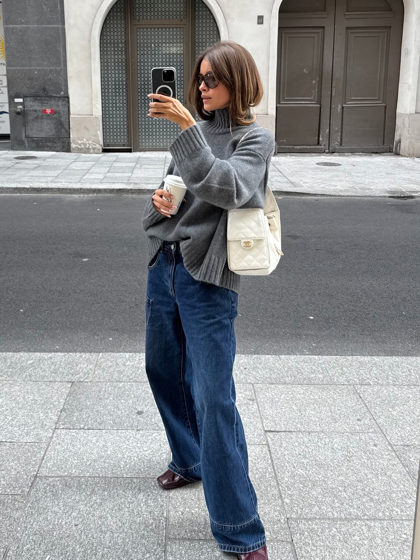 터틀넥은 @이렇게 돌려 입는 거야💡
하의만 바꿔도 느낌이 달라져🧶🤍코디 고민 덜고, 센스 챙기자

터틀넥 니트에 잘 어울리는 하의 3가지 참고해 보세요.

1. 데님 팬츠
터틀넥 니트에 진청 데님 팬츠를 매치하면 캐주얼하면서 데일리로 입기 좋은데요. 여기에 발끝이 뾰족한  포인티드 토 슈즈나 앵클부츠를 매치하면 전체적으로 분위기가 시크하고 모던하게 정리됩니다.

2. 화이트 팬츠
화이트 팬츠에 터틀넥 니트를 매치하면 컬러에 따라 분위기가 달라지는데요. 올 화이트 룩으로 스타일링하면 깔끔하고 세련된 무드를, 브라운 계열과 매치하면 룩 분위기가 한층 부드러워집니다.

3. 슬랙스
출근룩으로 가장 입기 좋은 슬랙스와 터틀넥 니트는 단정한 미니멀룩을 완성할 수 있는데요. 같은 톤으로 맞춰 셋업처럼 연출하면 모던함과 시크함을 더할 수 있습니다.

4. 미니스커트
미니스커트에 터틀넥을 매치하면 여성스러우면서 러블리한 분위기를 느낄 수 있죠. 여기에 롱 코트를 걸쳐주면 룩에 모던함이 더해져 겨울 데이트룩으로 활용하기 좋은 조합입니다. 이미지3