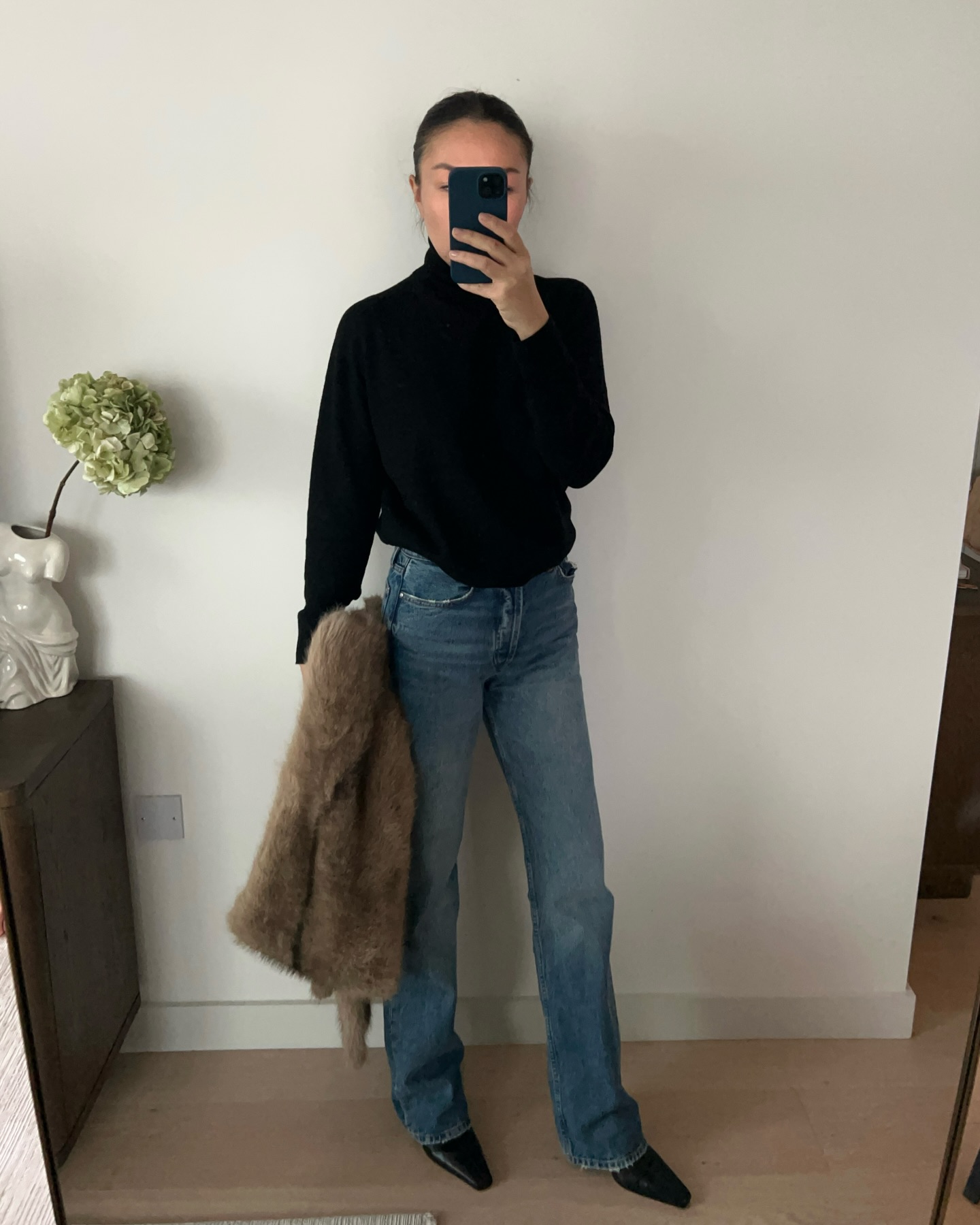 터틀넥은 @이렇게 돌려 입는 거야💡
하의만 바꿔도 느낌이 달라져🧶🤍코디 고민 덜고, 센스 챙기자

터틀넥 니트에 잘 어울리는 하의 3가지 참고해 보세요.

1. 데님 팬츠
터틀넥 니트에 진청 데님 팬츠를 매치하면 캐주얼하면서 데일리로 입기 좋은데요. 여기에 발끝이 뾰족한  포인티드 토 슈즈나 앵클부츠를 매치하면 전체적으로 분위기가 시크하고 모던하게 정리됩니다.

2. 화이트 팬츠
화이트 팬츠에 터틀넥 니트를 매치하면 컬러에 따라 분위기가 달라지는데요. 올 화이트 룩으로 스타일링하면 깔끔하고 세련된 무드를, 브라운 계열과 매치하면 룩 분위기가 한층 부드러워집니다.

3. 슬랙스
출근룩으로 가장 입기 좋은 슬랙스와 터틀넥 니트는 단정한 미니멀룩을 완성할 수 있는데요. 같은 톤으로 맞춰 셋업처럼 연출하면 모던함과 시크함을 더할 수 있습니다.

4. 미니스커트
미니스커트에 터틀넥을 매치하면 여성스러우면서 러블리한 분위기를 느낄 수 있죠. 여기에 롱 코트를 걸쳐주면 룩에 모던함이 더해져 겨울 데이트룩으로 활용하기 좋은 조합입니다. 이미지2