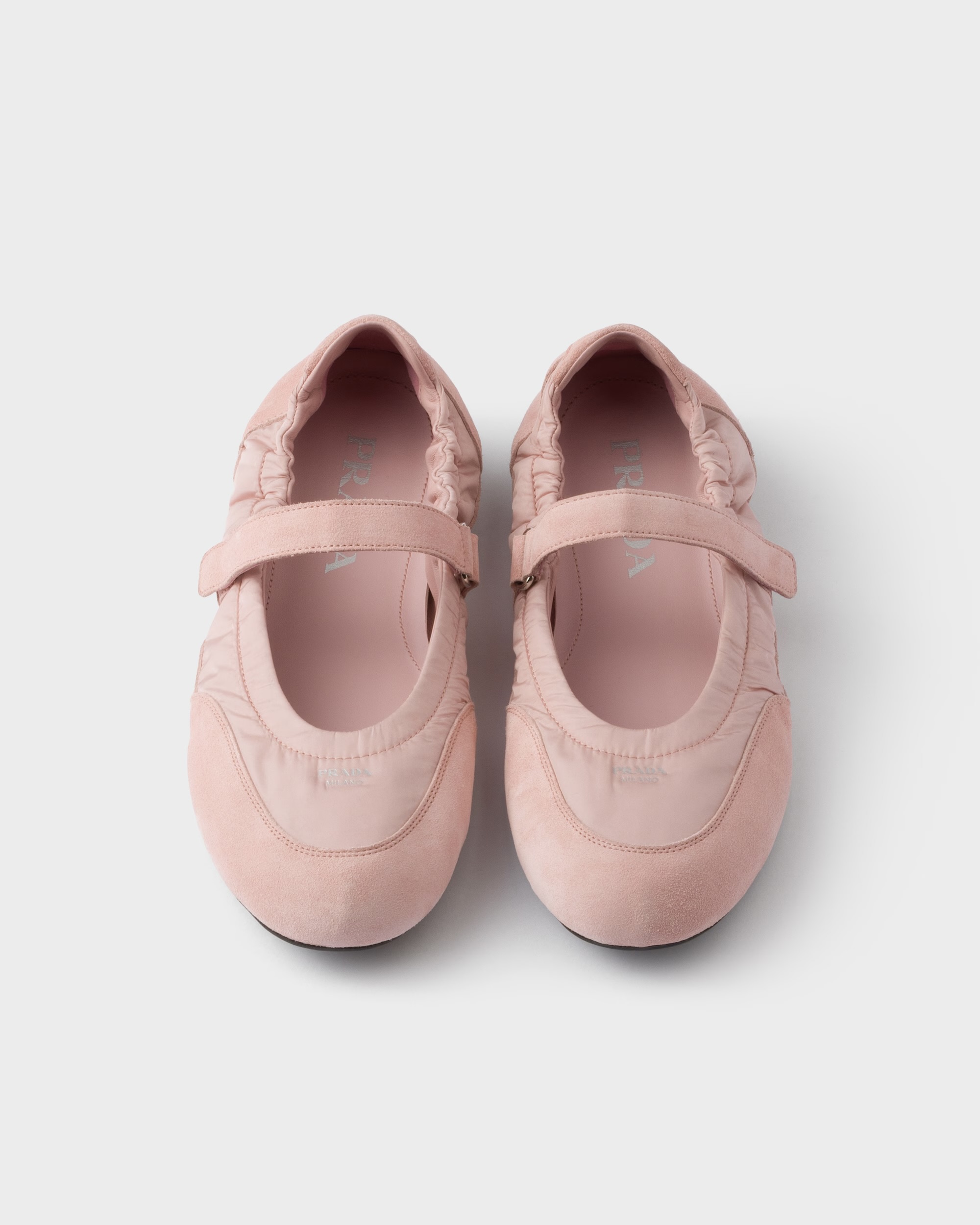 공쥬님을 위한 프라다 발레리나🩰
스웨이드까지 더해져 겨울까지 쭉❄️💞 공쥬 무드 제대로 느껴봐

프라다가 클래식한 발레리나 슈즈에 브랜드 특유의 감각적인 디테일을 더한 새로운 발레리나 슈즈를 선보였는데요. 지속 가능한 리나일론 소재와 부드러운 스웨이드 소재를 활용해 우아함과 기능성 모두 챙겼습니다.

얇은 솔로 완성된 가볍고 유연한 실루엣 속에서도 구조적인 디자인과 소재가 돋보이며, 미니멀룩부터 캐주얼, 모던까지 다양한 스타일에 활용하기 좋죠. 프라다의 친환경 철학과 세련된 미학이 자연스럽게 스며든 발레리나 슈즈입니다. 이미지6