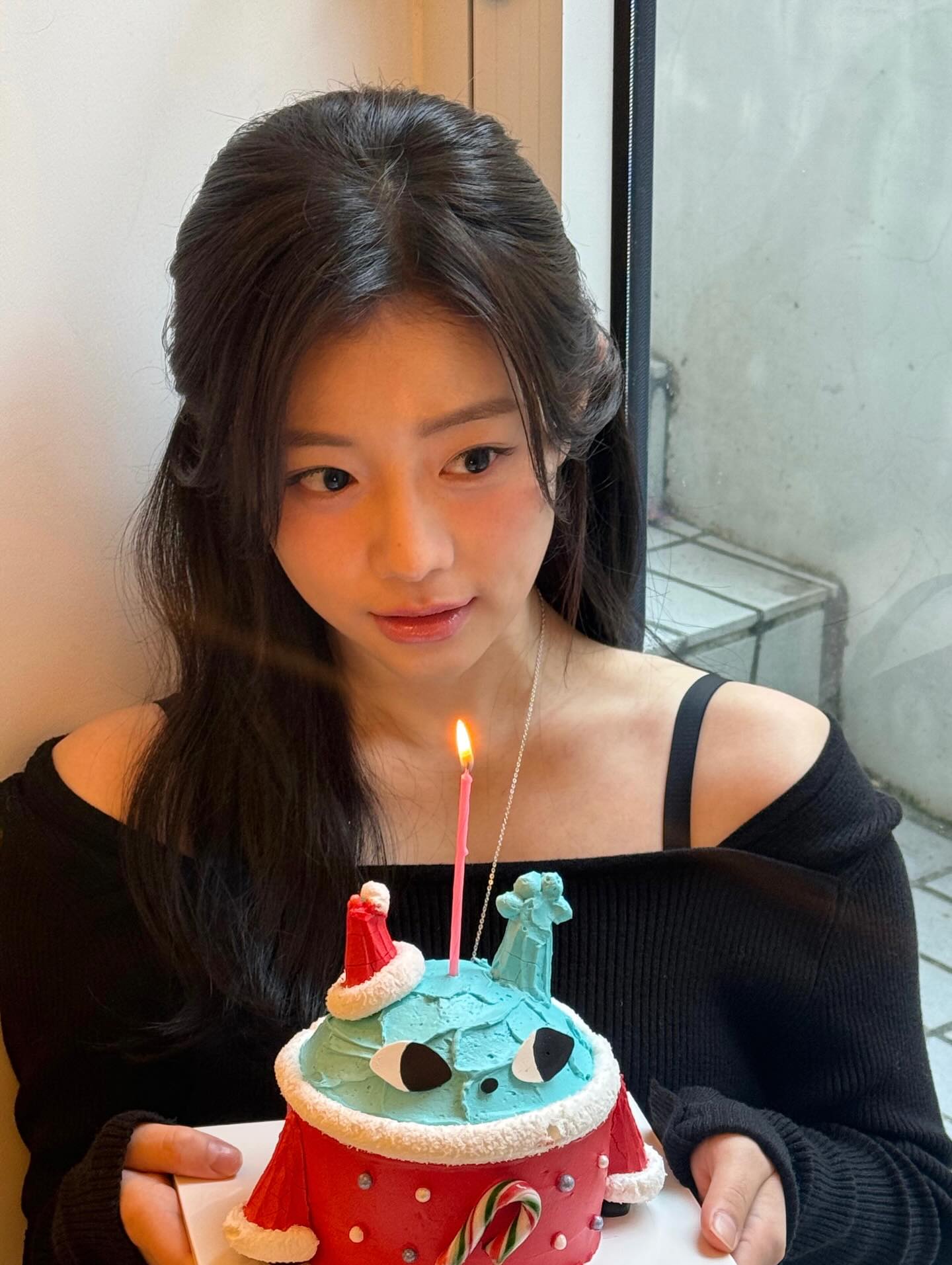 추워도 포기 못 하는 오프숄더🤍
아우터만 든든해도 겨울에 입기 충분해😆✨ 이미지3