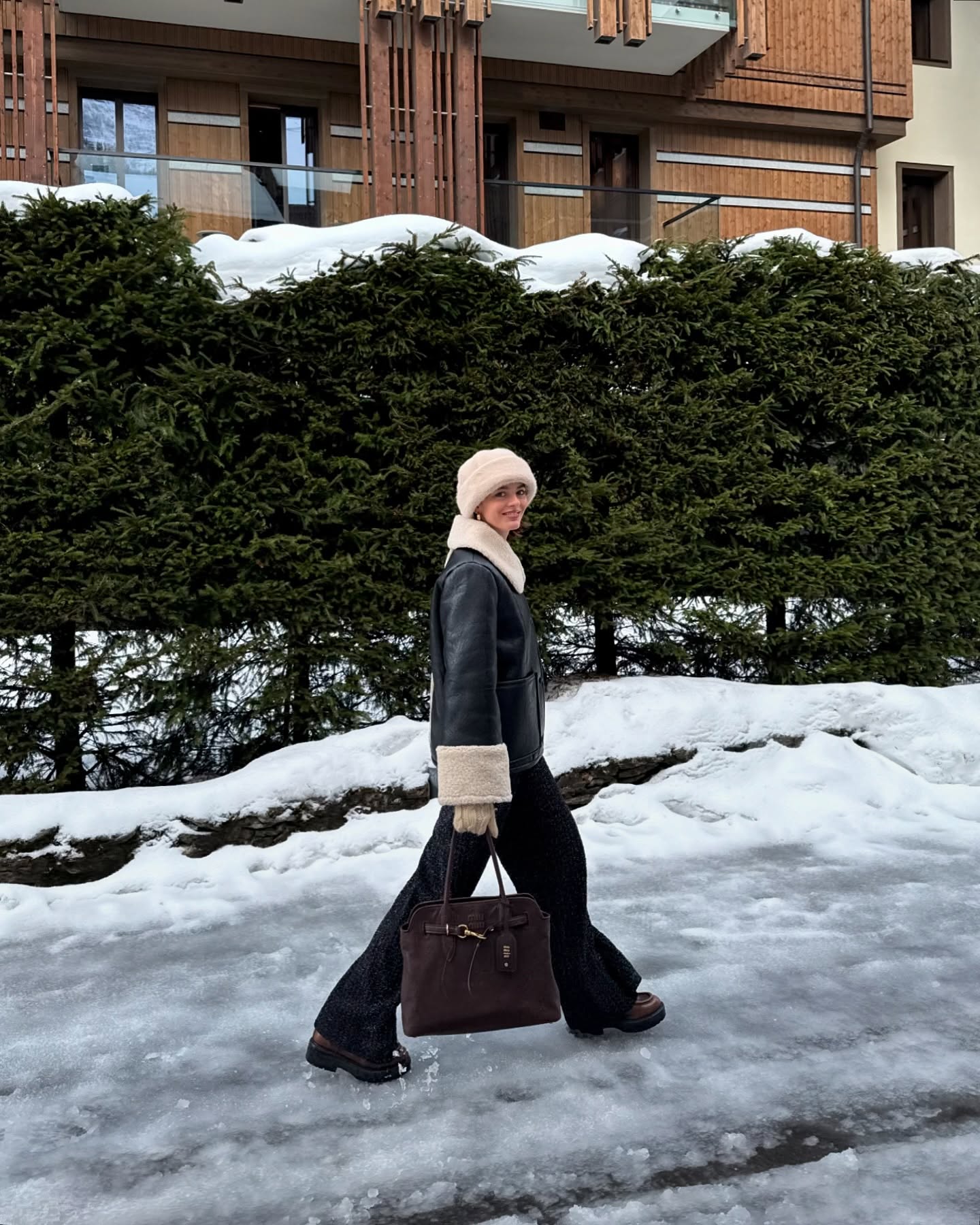 겨울엔 패딩, 코트 말고 무스탕🧚🏻
춥다고 패딩만 고집하지 말고🤎🐻포근한 무스탕으로 따뜻하게 이미지5