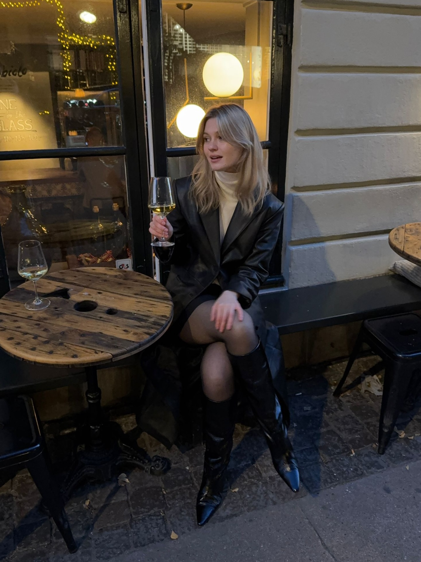 터틀넥은 @이렇게 돌려 입는 거야💡
하의만 바꿔도 느낌이 달라져🧶🤍코디 고민 덜고, 센스 챙기자

터틀넥 니트에 잘 어울리는 하의 3가지 참고해 보세요.

1. 데님 팬츠
터틀넥 니트에 진청 데님 팬츠를 매치하면 캐주얼하면서 데일리로 입기 좋은데요. 여기에 발끝이 뾰족한  포인티드 토 슈즈나 앵클부츠를 매치하면 전체적으로 분위기가 시크하고 모던하게 정리됩니다.

2. 화이트 팬츠
화이트 팬츠에 터틀넥 니트를 매치하면 컬러에 따라 분위기가 달라지는데요. 올 화이트 룩으로 스타일링하면 깔끔하고 세련된 무드를, 브라운 계열과 매치하면 룩 분위기가 한층 부드러워집니다.

3. 슬랙스
출근룩으로 가장 입기 좋은 슬랙스와 터틀넥 니트는 단정한 미니멀룩을 완성할 수 있는데요. 같은 톤으로 맞춰 셋업처럼 연출하면 모던함과 시크함을 더할 수 있습니다.

4. 미니스커트
미니스커트에 터틀넥을 매치하면 여성스러우면서 러블리한 분위기를 느낄 수 있죠. 여기에 롱 코트를 걸쳐주면 룩에 모던함이 더해져 겨울 데이트룩으로 활용하기 좋은 조합입니다. 이미지8