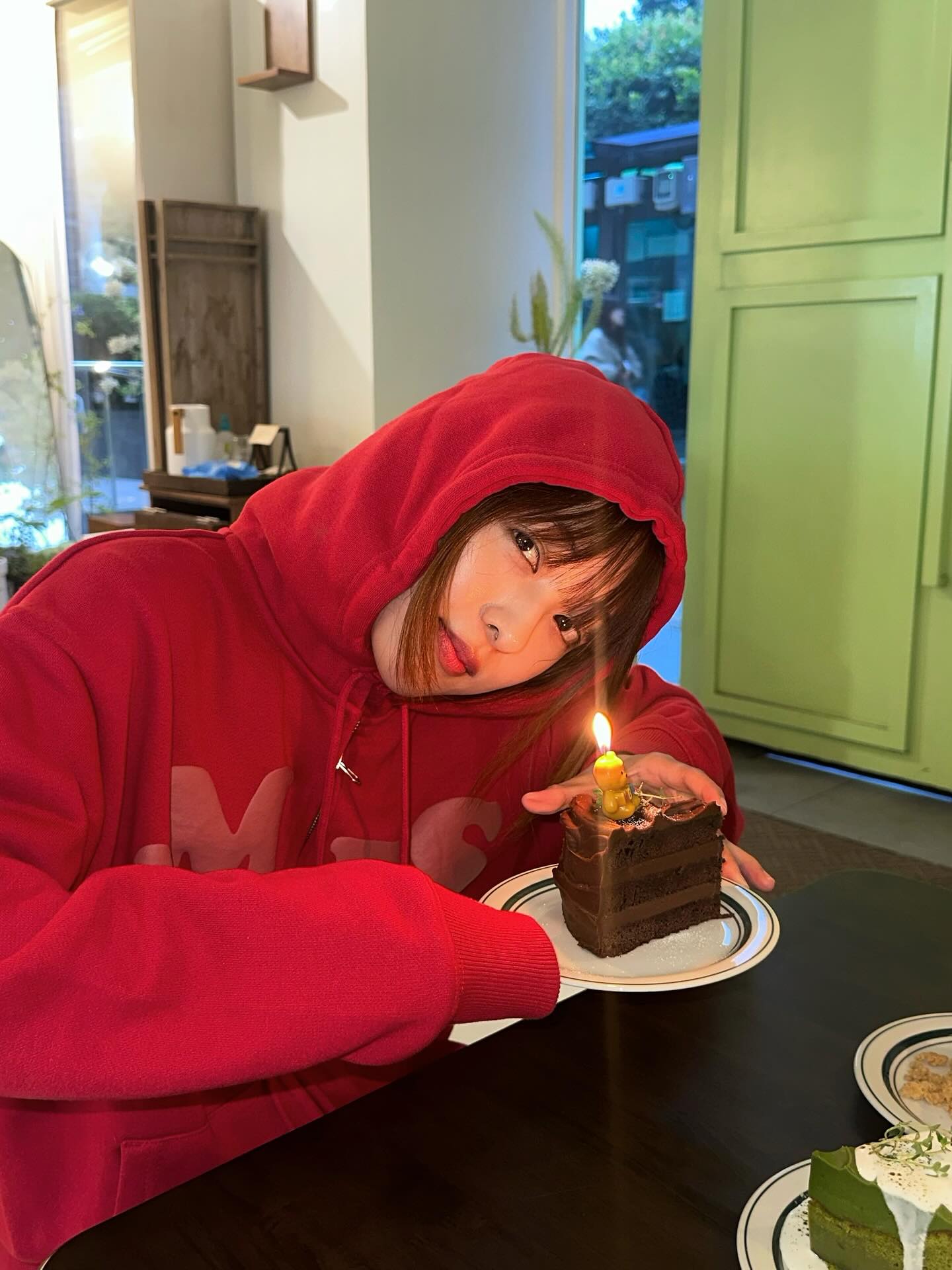 후드티만큼 편안하고 따뜻한 건🙅🏻♀️
아무 생각 없이 꺼내 입게 되는🎶🖤두툼한 후드티만 찾게 돼 이미지1